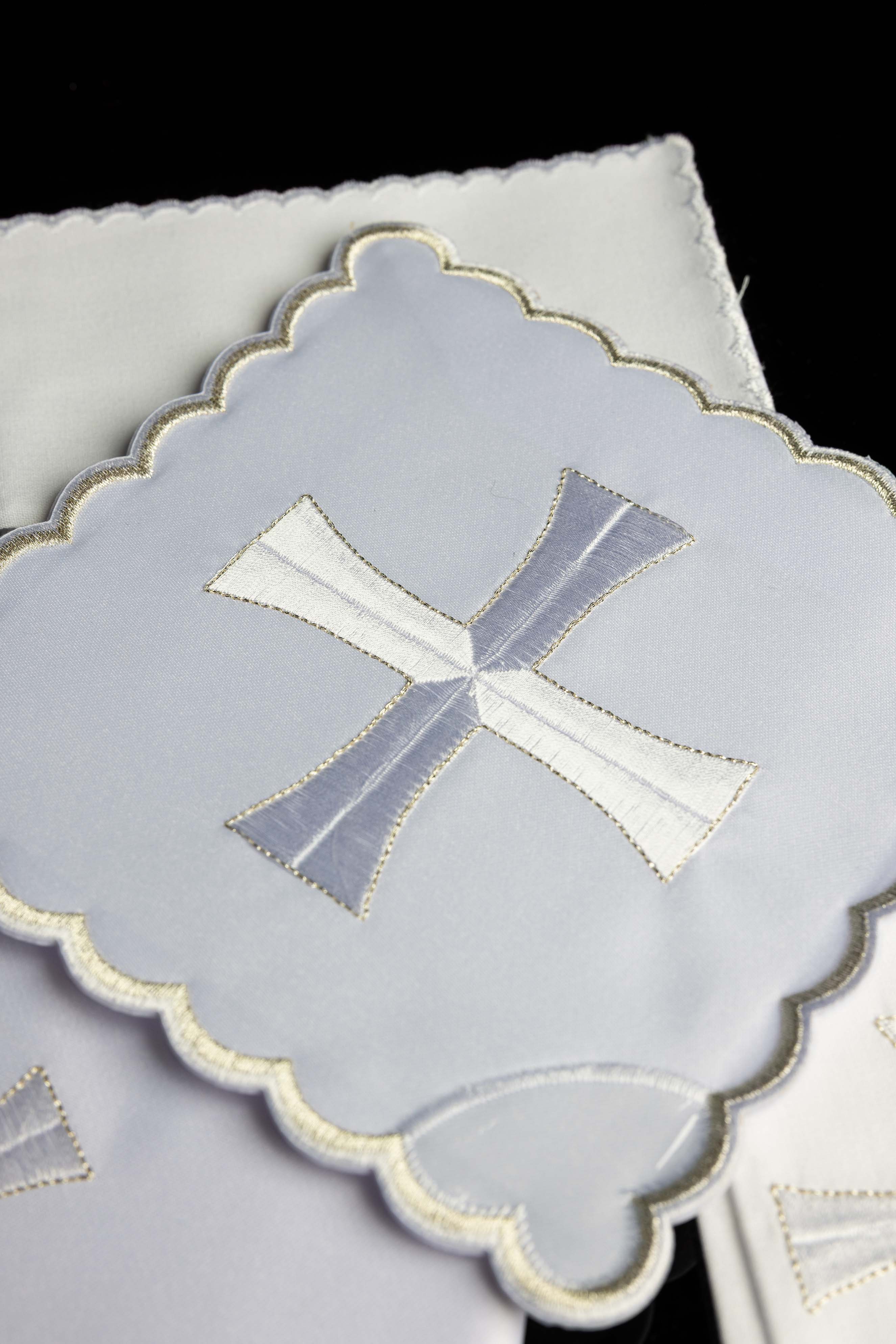 Conjunto de altar bordado com detalhes em prata