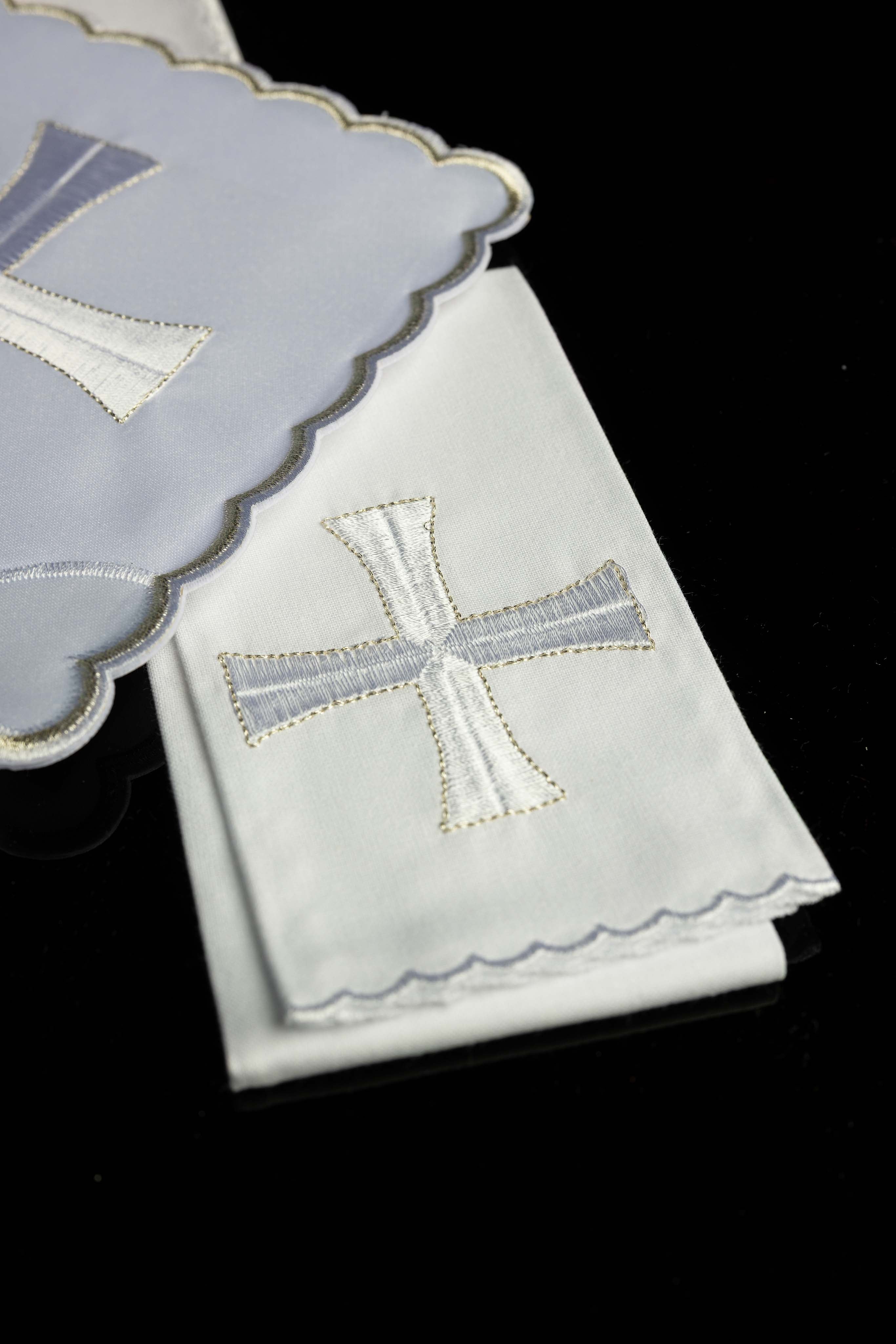 Conjunto de altar bordado com detalhes em prata