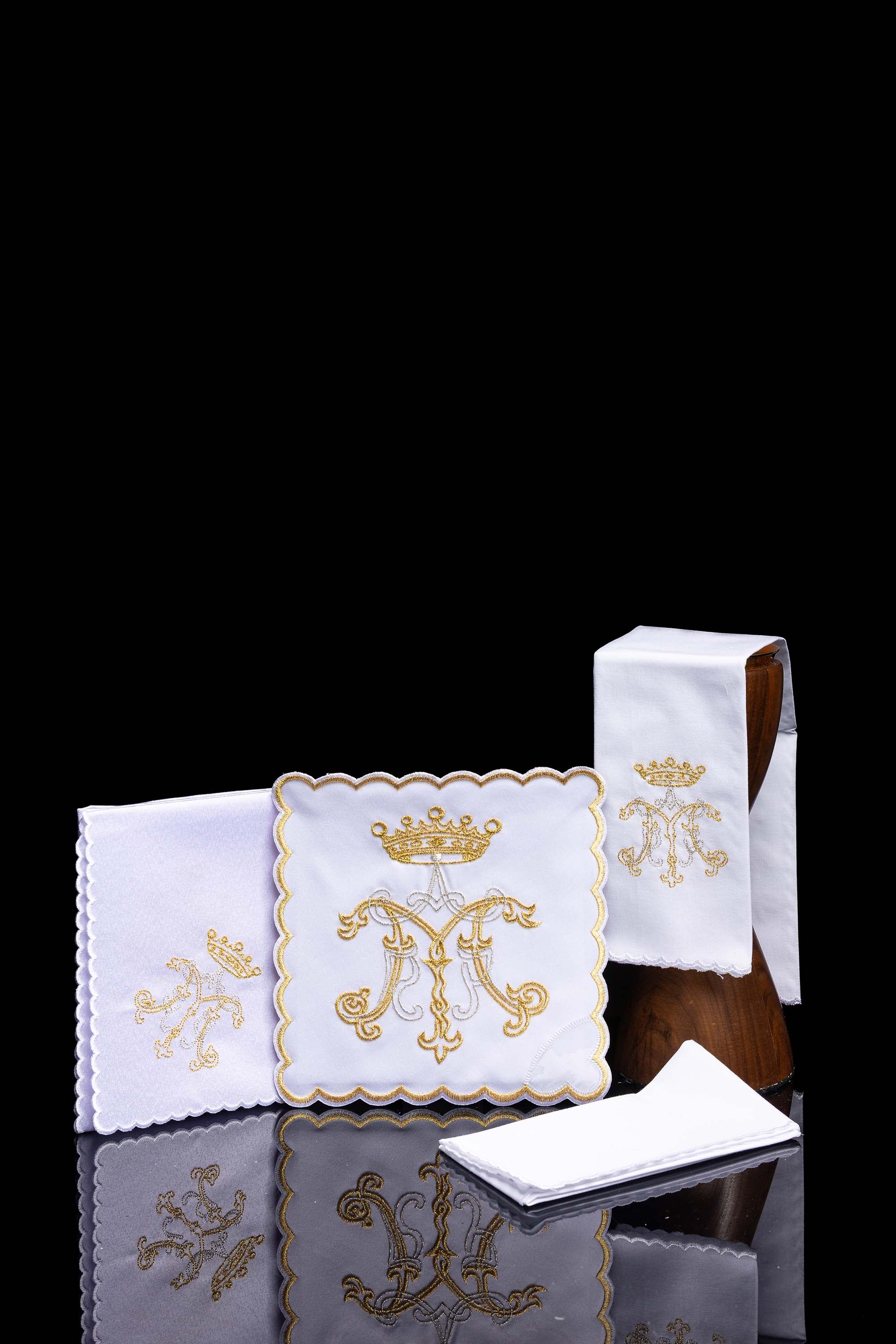 Conjunto de altar com bordado mariano dourado