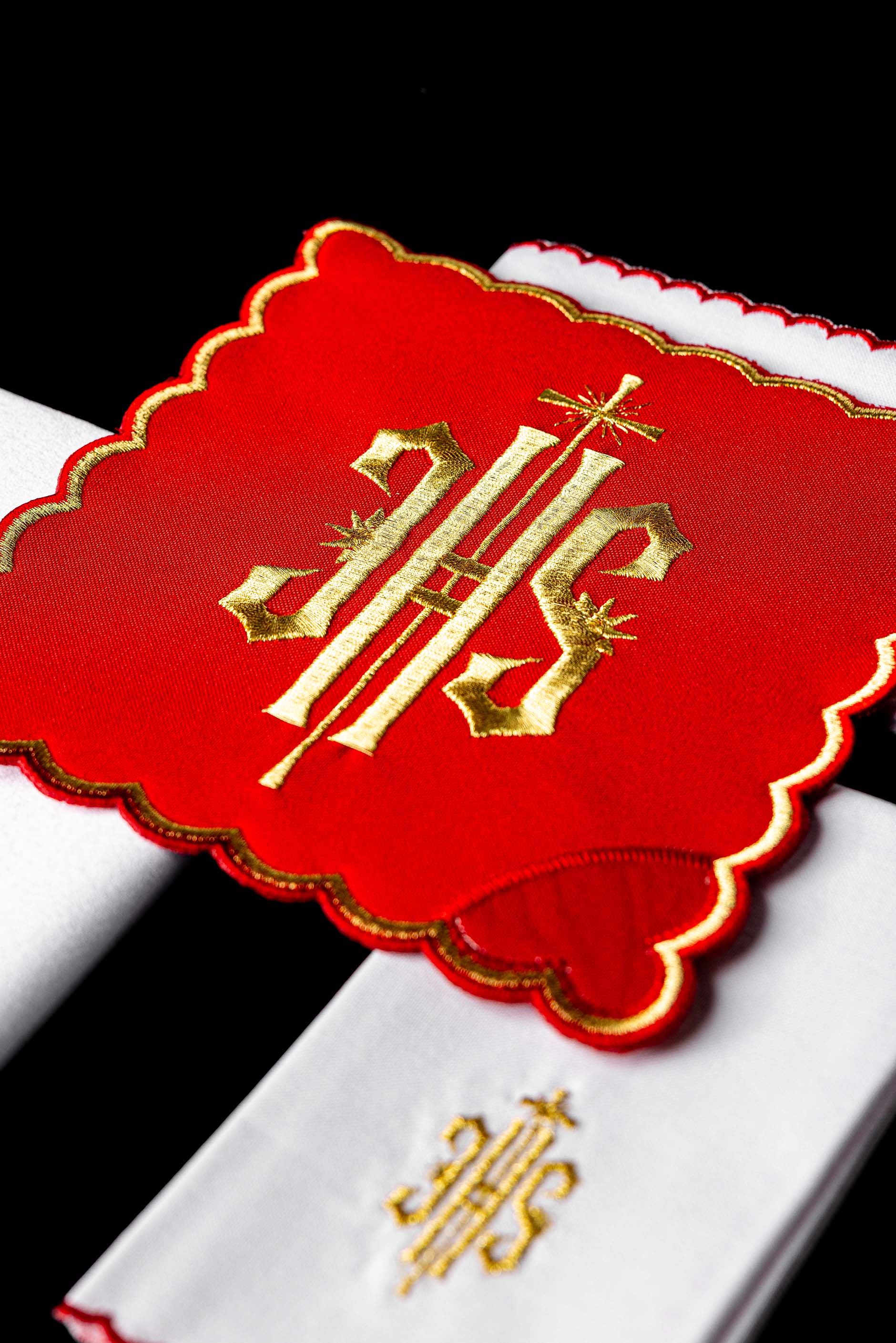 Conjunto de altar com bordado IHS vermelho
