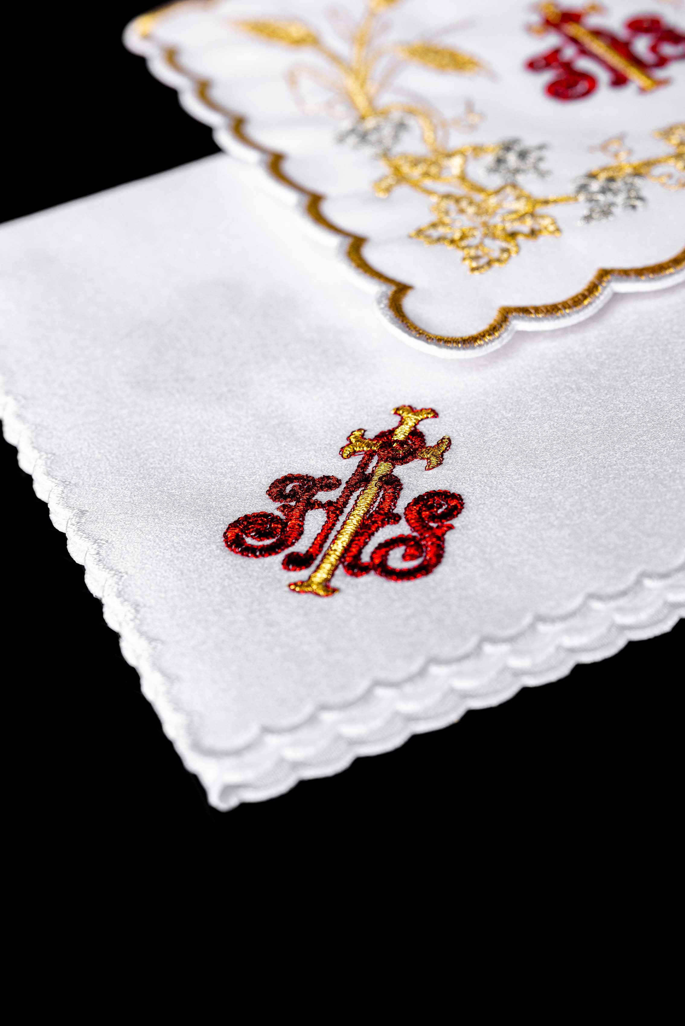 Serviço de altar ricamente decorado com bordados IHS e espigas de trigo