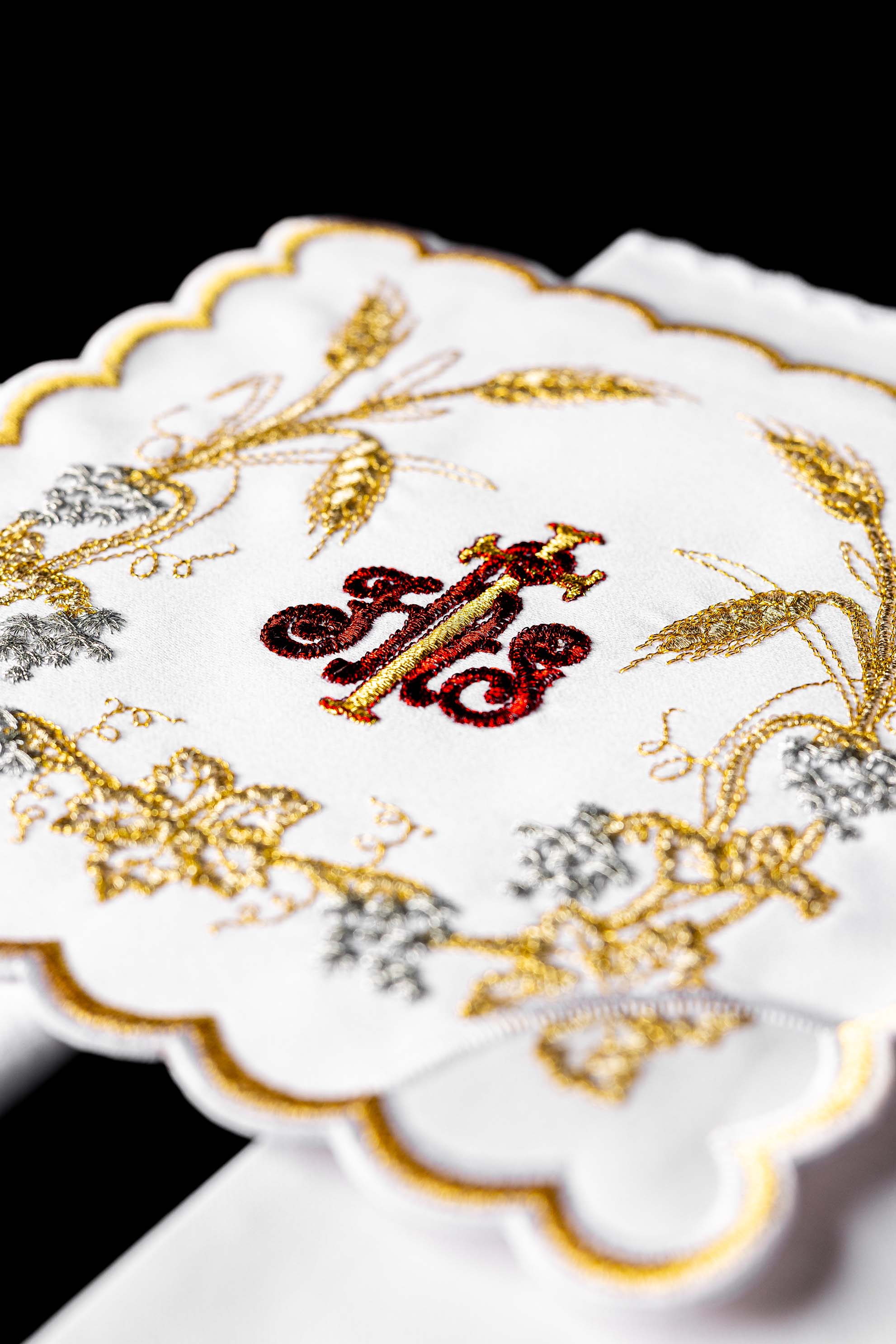 Serviço de altar ricamente decorado com bordados IHS e espigas de trigo