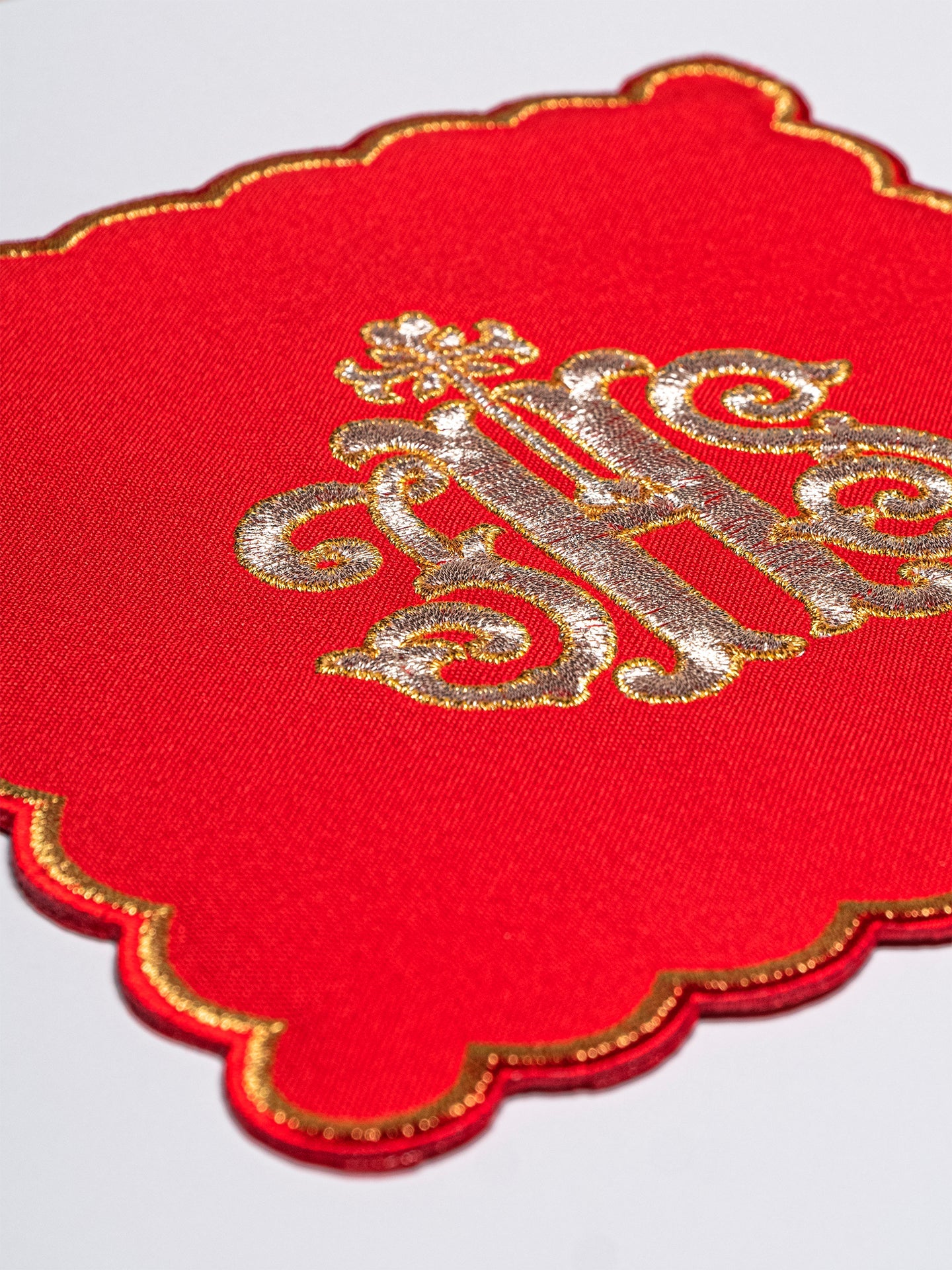 Juego de palias con el símbolo IHS en cuatro colores litúrgicos