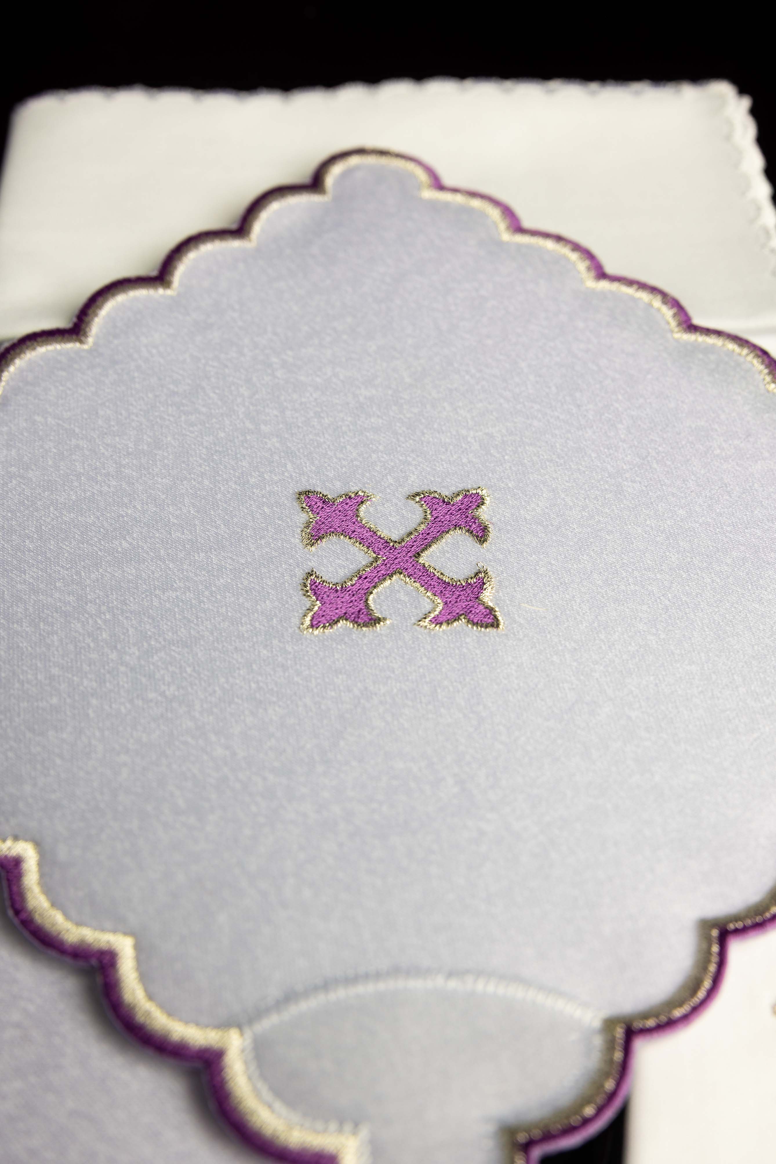 Conjunto de altar com pequena cruz bordada a roxo