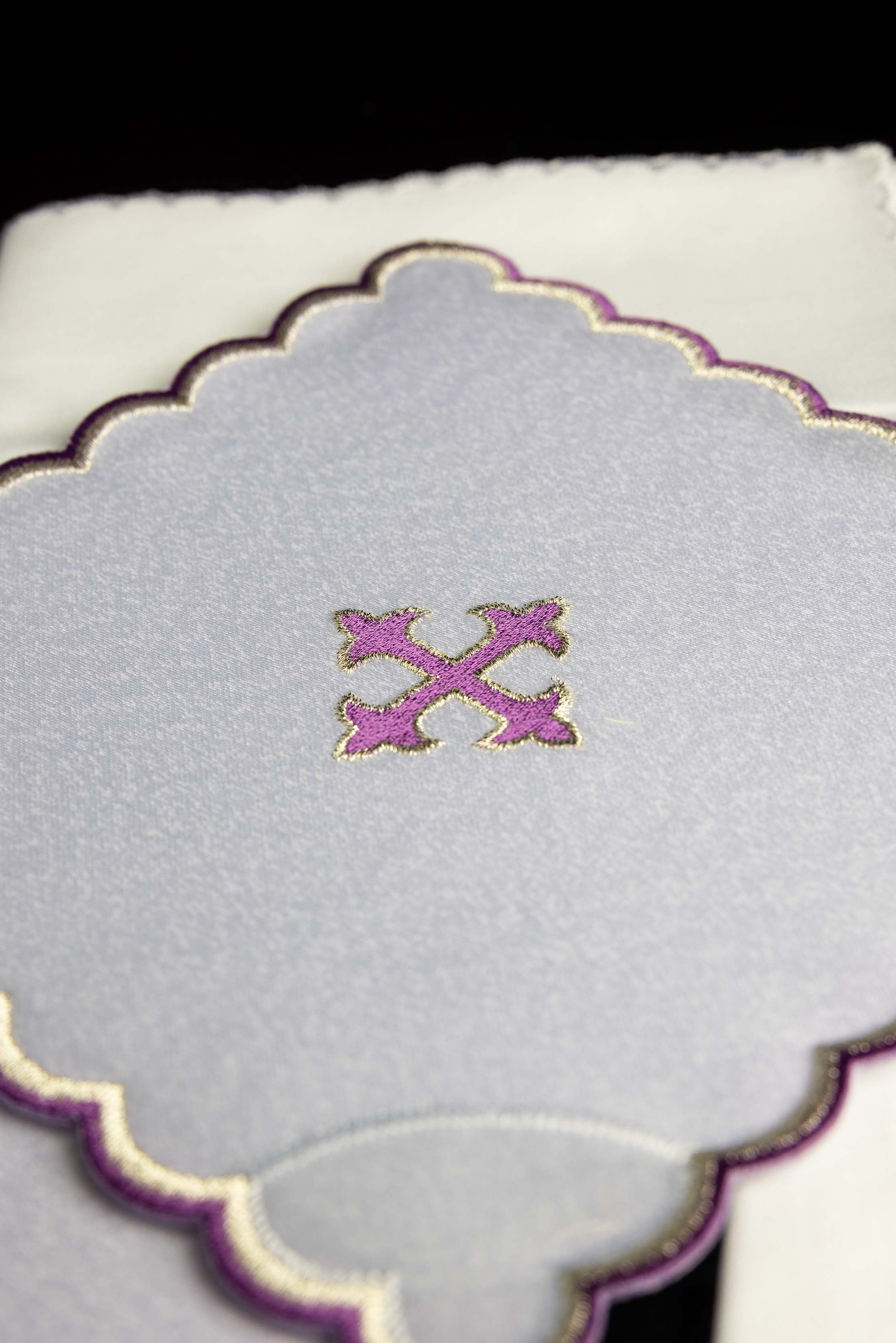 Conjunto de altar com pequena cruz bordada a roxo
