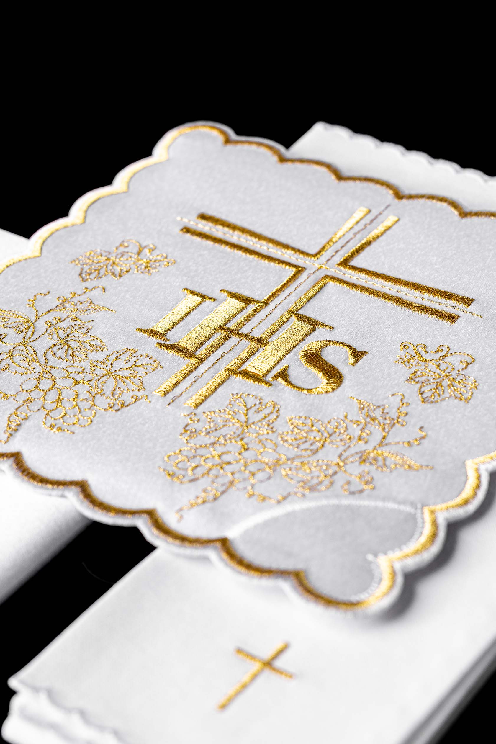 Conjunto de altar com bordados simples em ouro