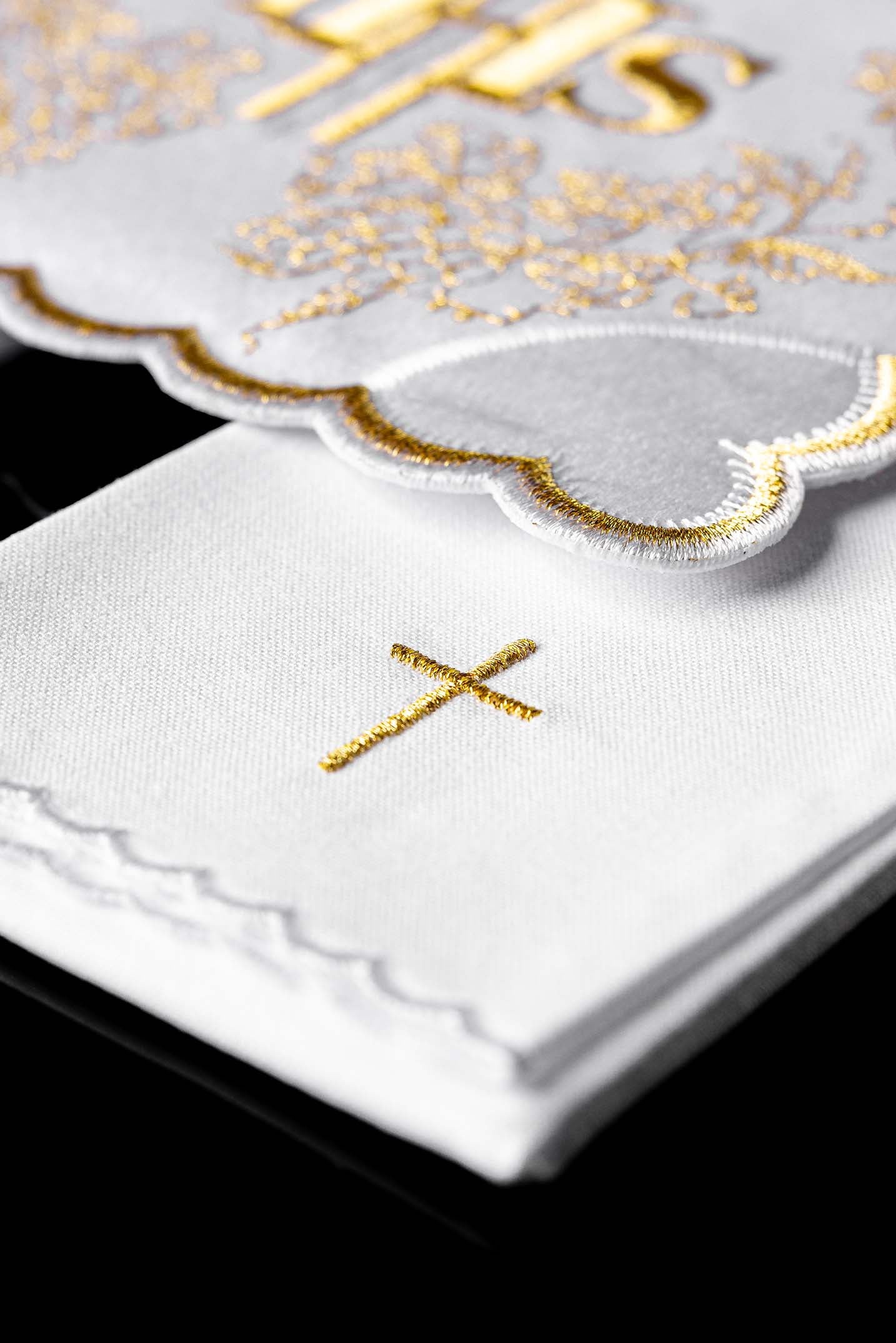 Conjunto de altar com bordados simples em ouro