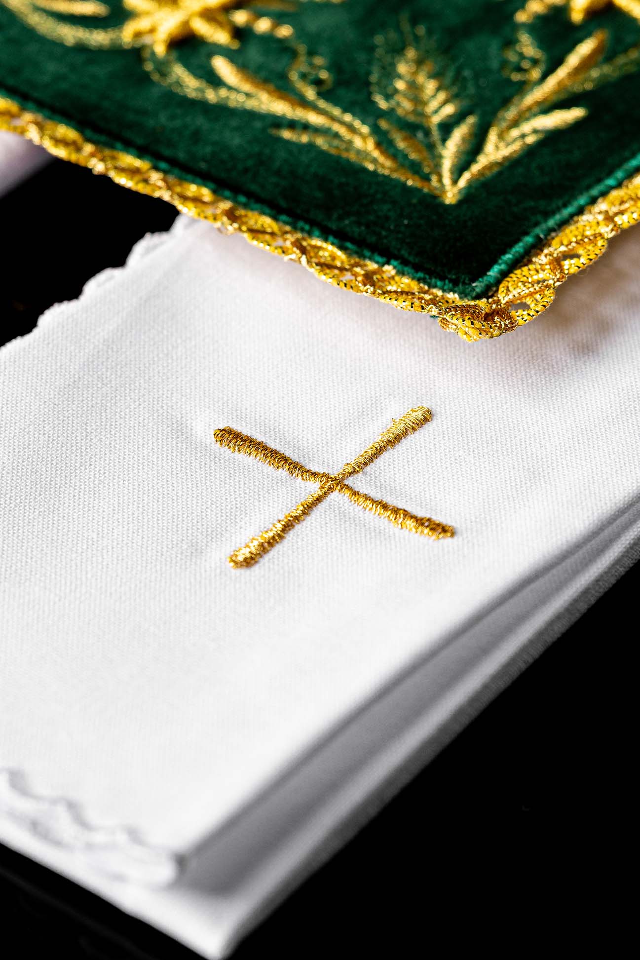 Conjunto de altar de veludo verde bordado