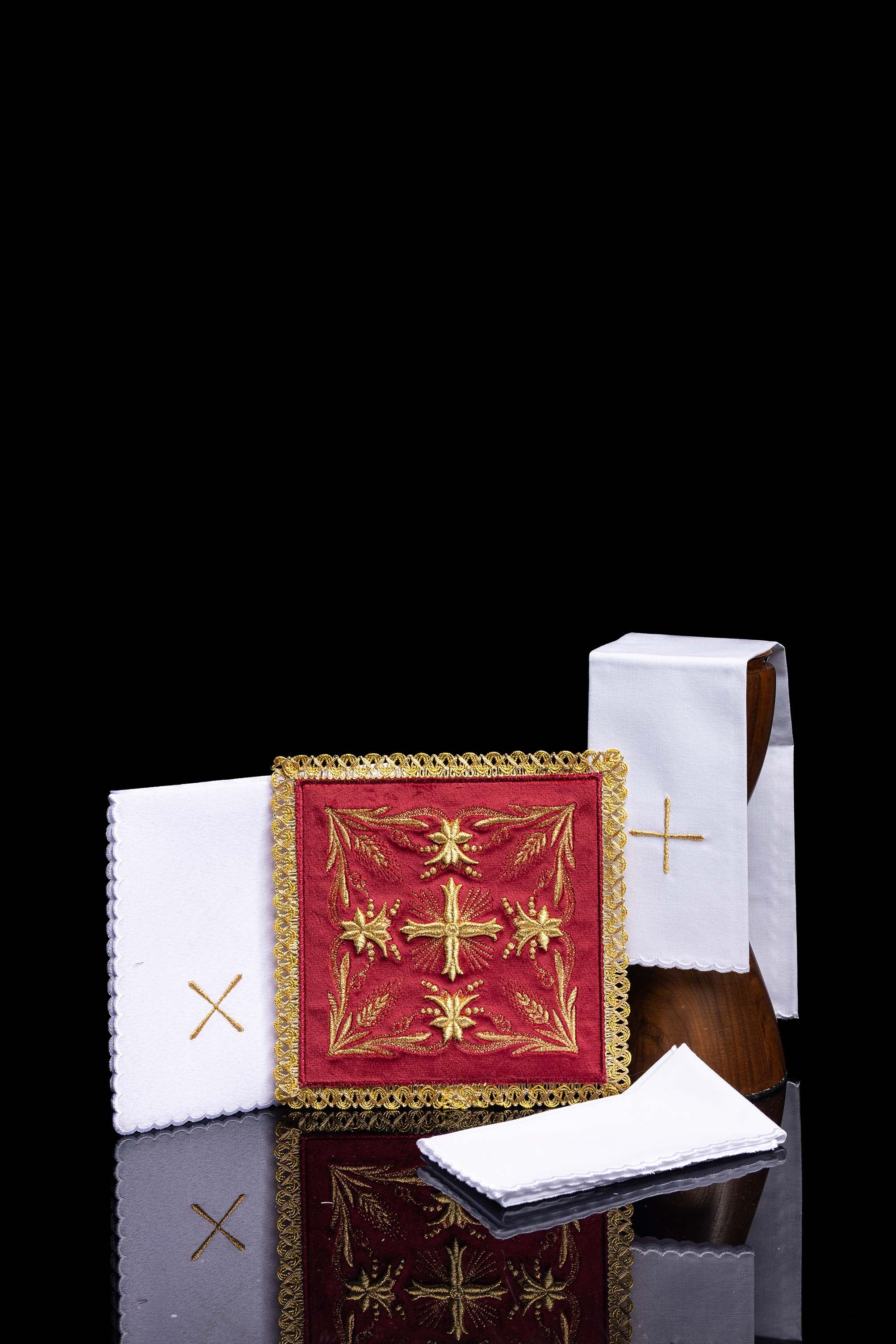 Conjunto de altar bordado em veludo vermelho