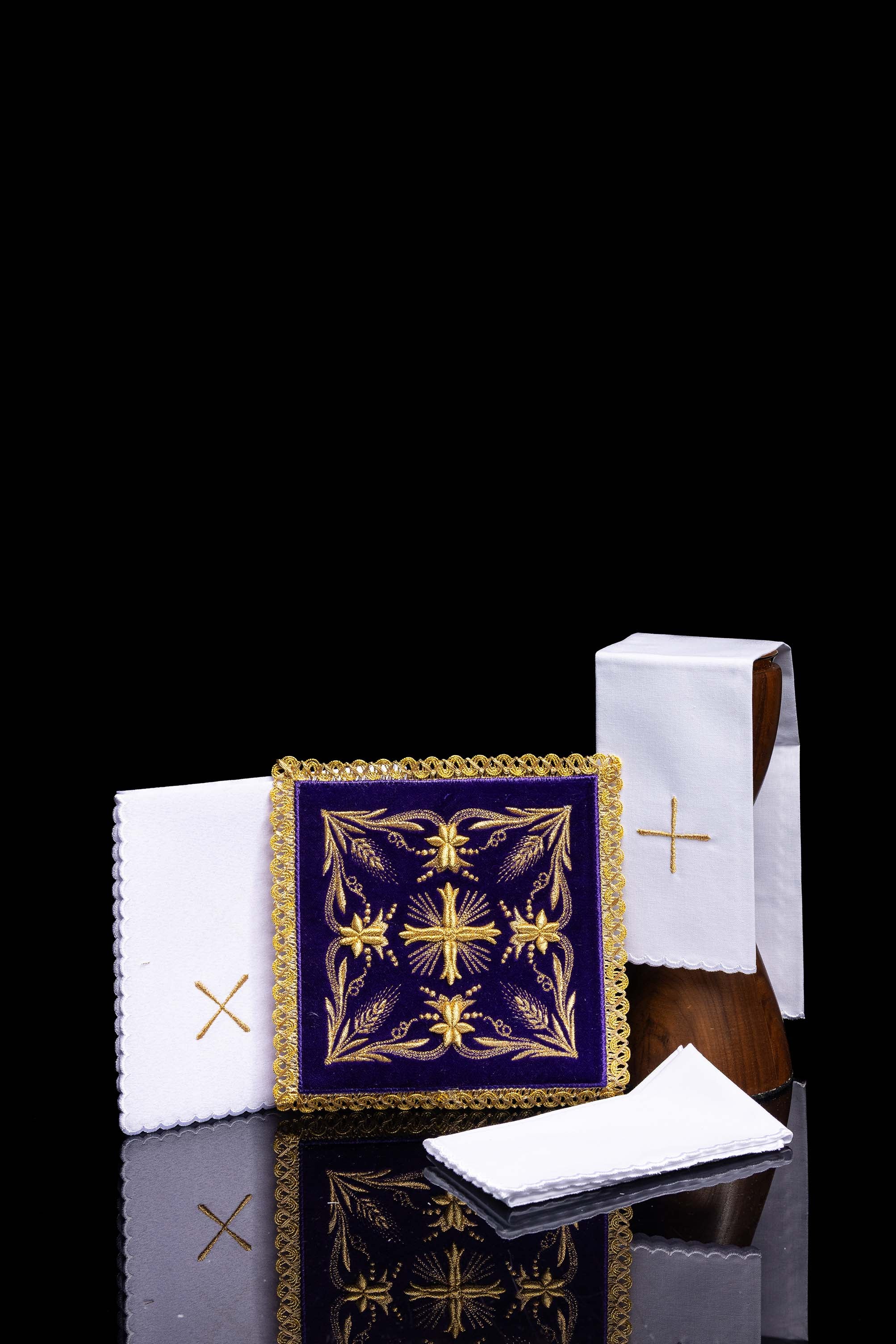 Conjunto de altar de veludo roxo bordado
