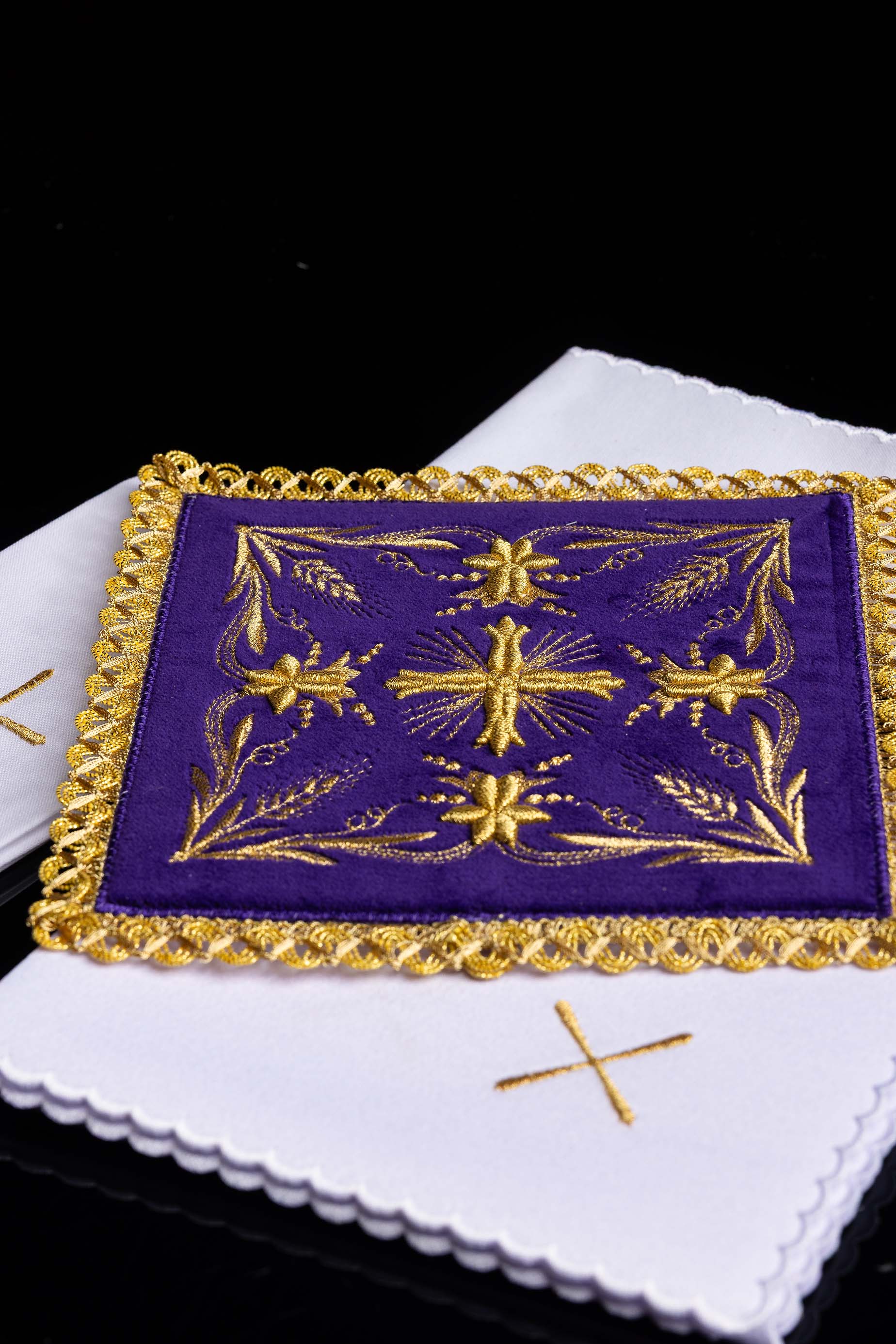 Conjunto de altar de veludo roxo bordado