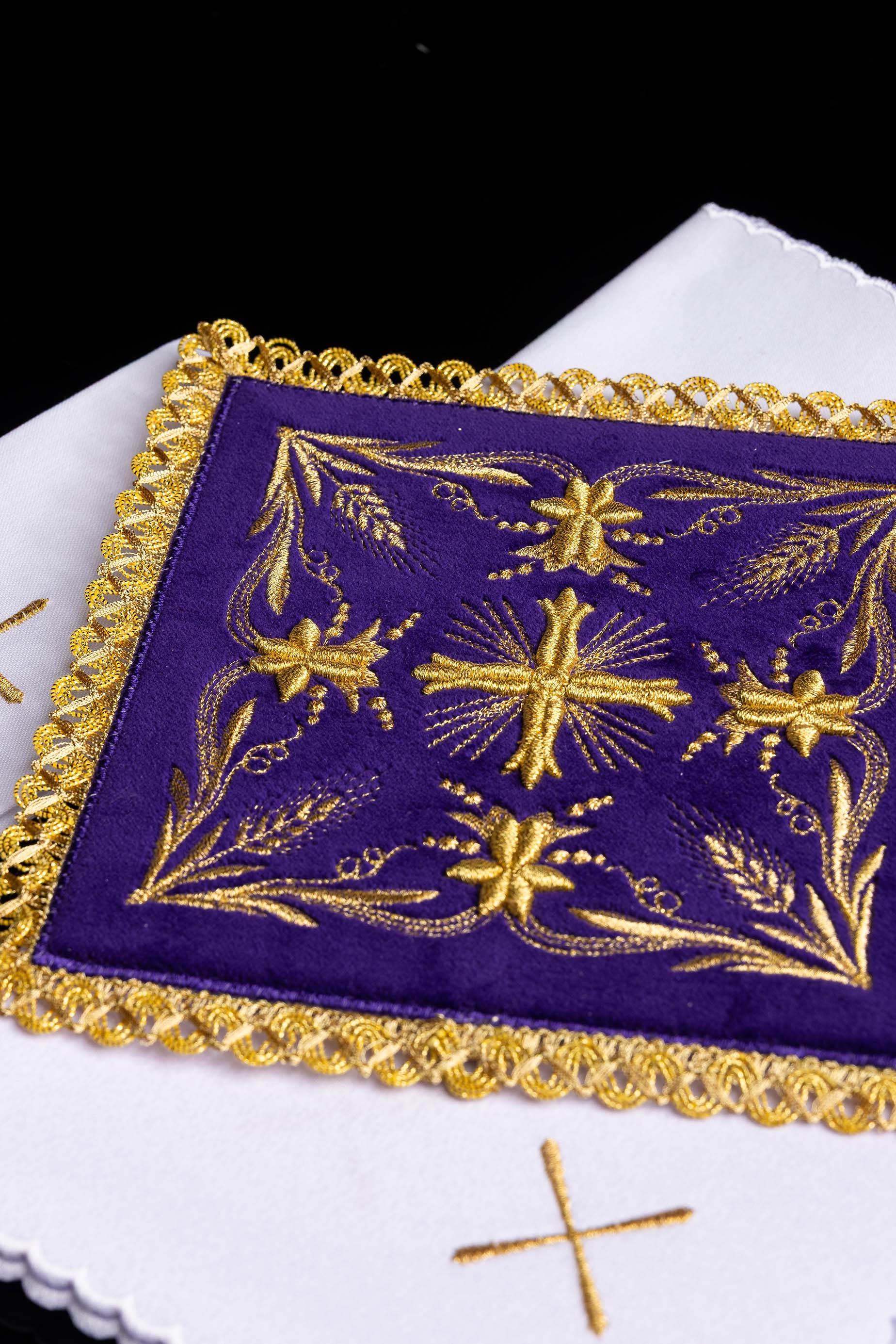 Conjunto de altar de veludo roxo bordado