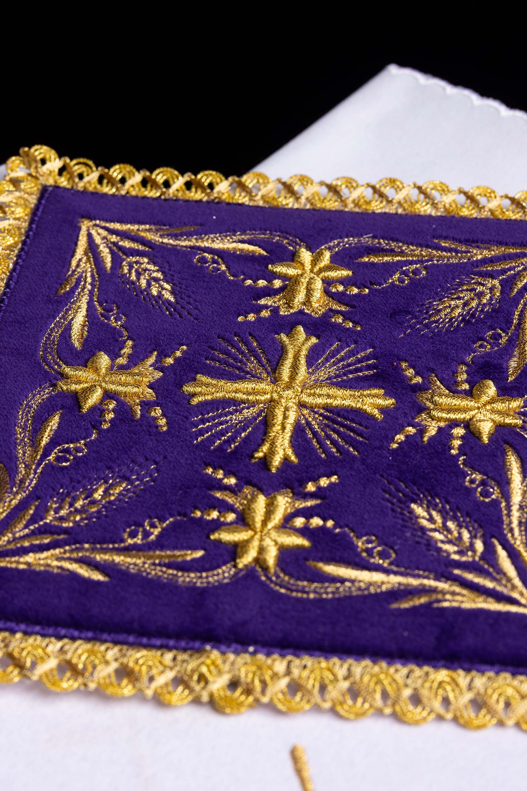 Conjunto de altar de veludo roxo bordado