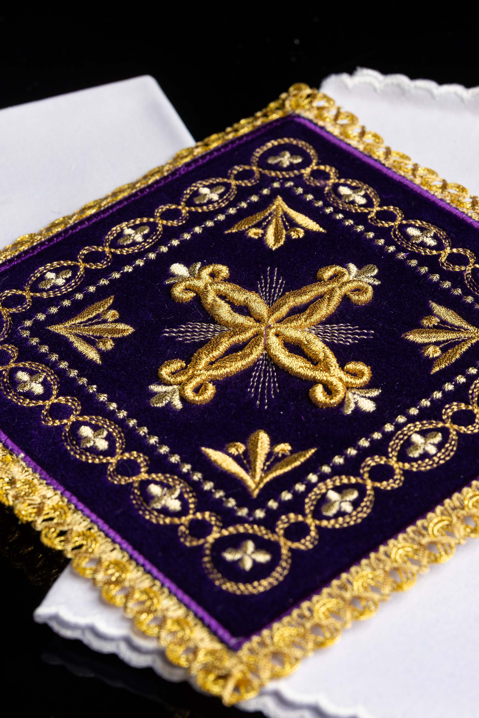 Conjunto de altar de veludo roxo bordado
