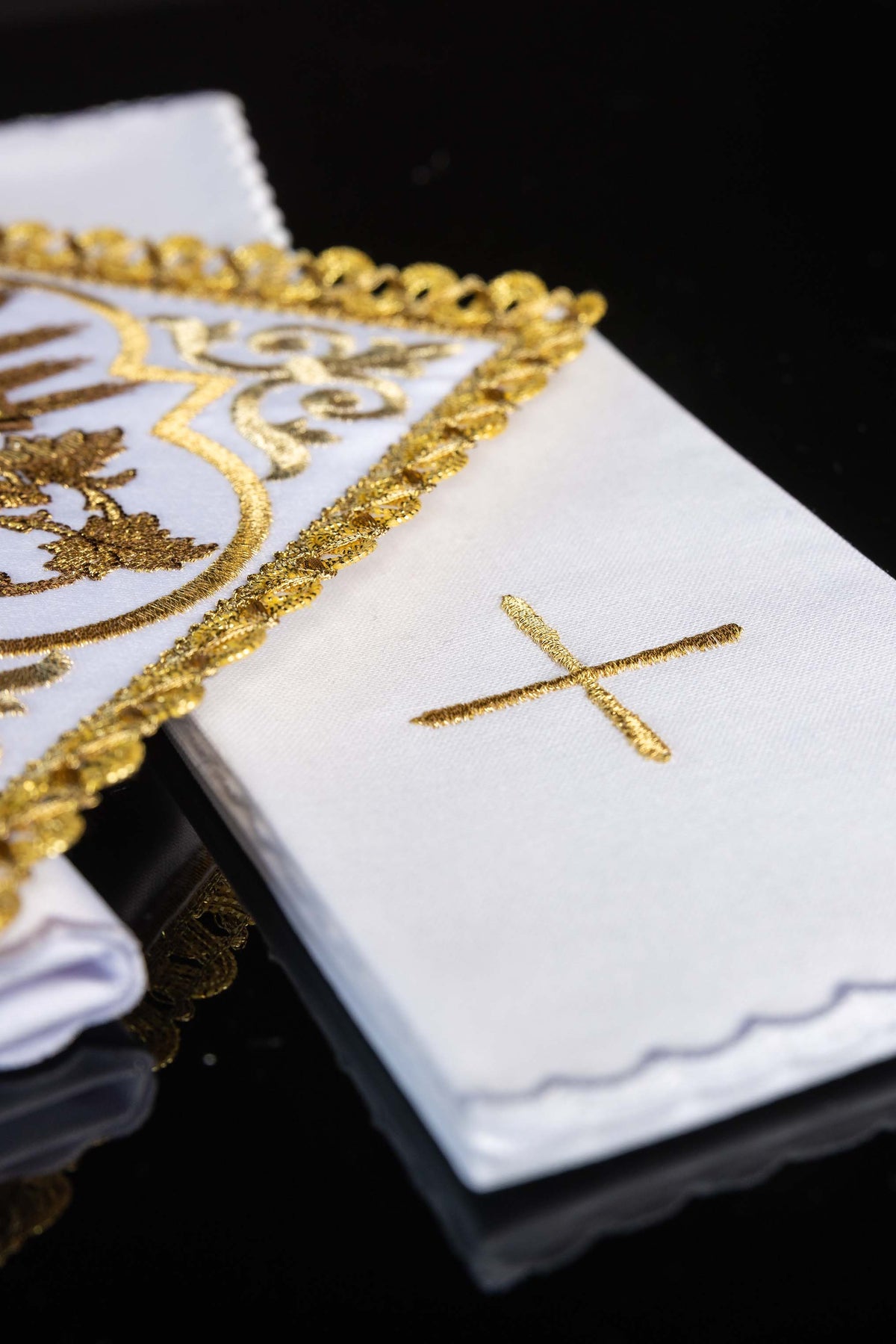Conjunto de roupa de cálice bordado com o símbolo PAX
