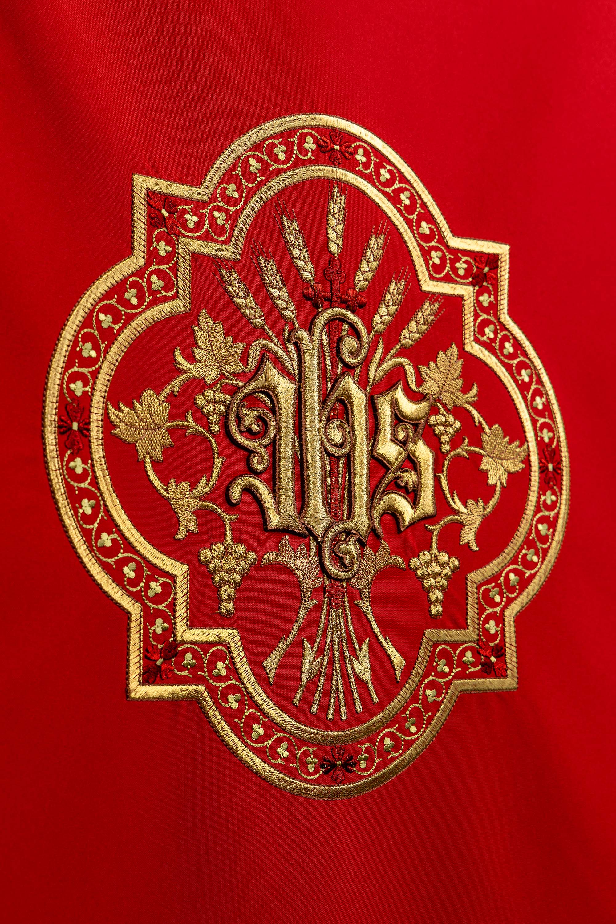 Capa ambon vermelha com bordado IHS dourado - vermelho
