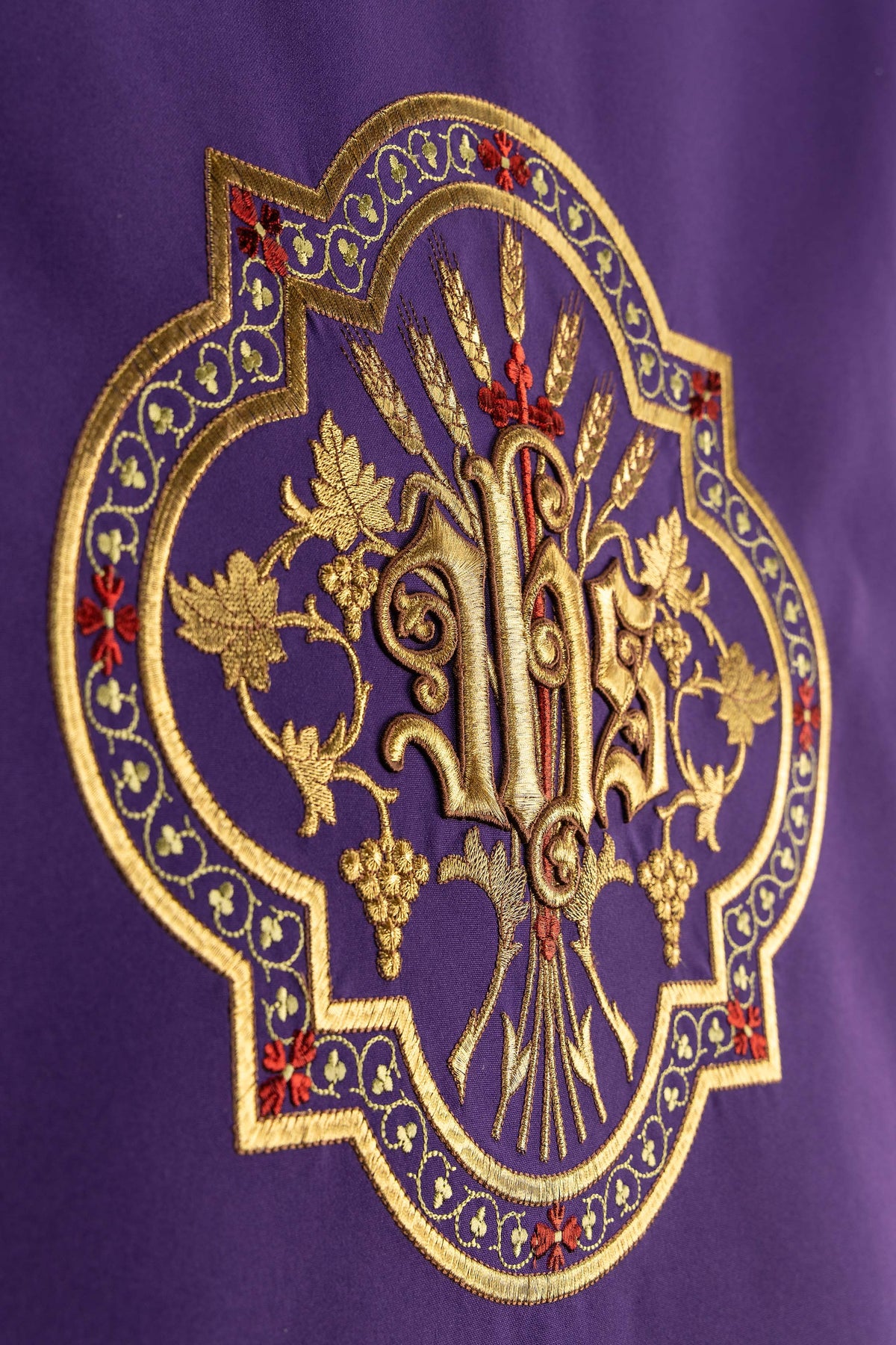 Capa de ambon roxa com bordado IHS dourado - roxo