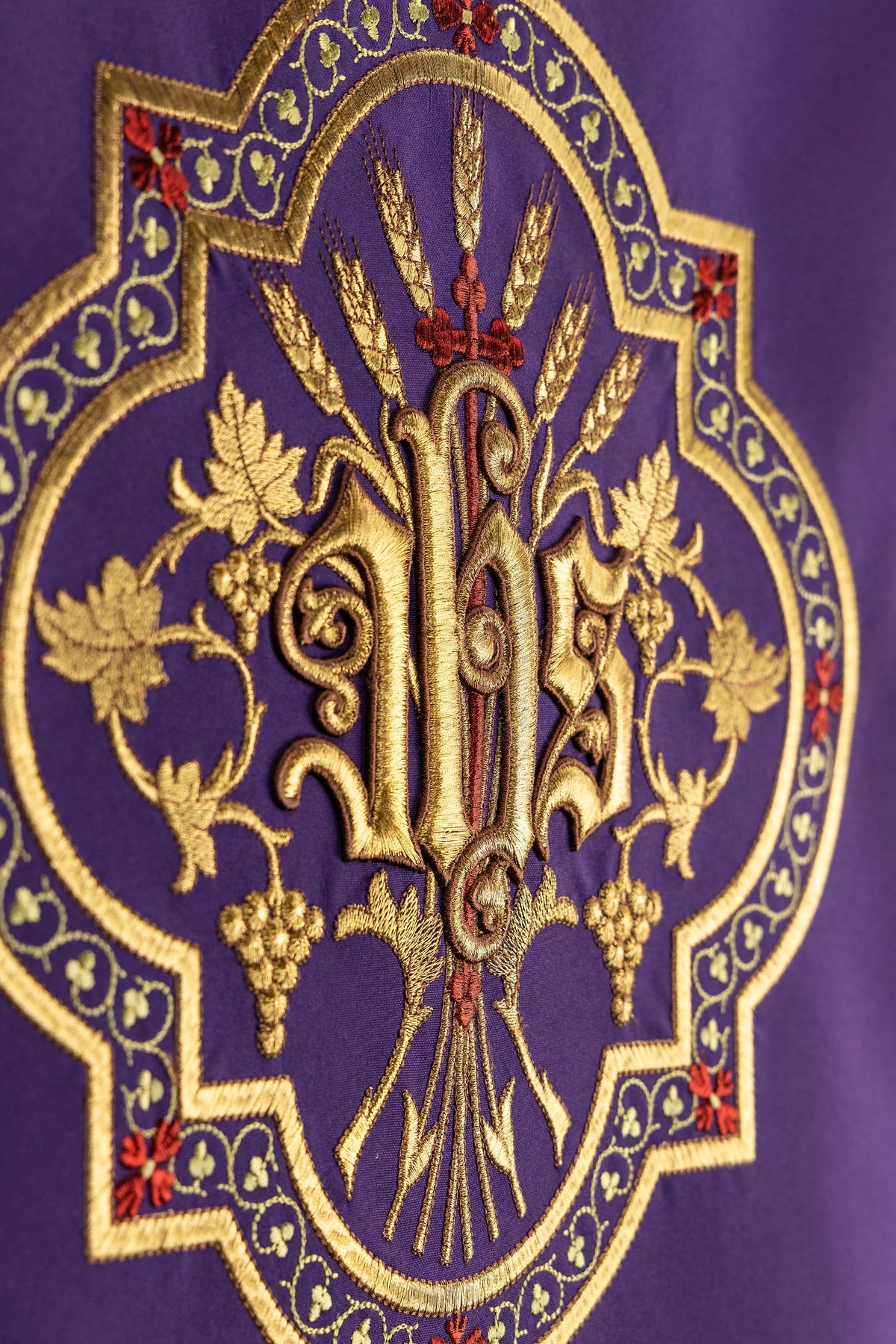 Capa de ambon roxa com bordado IHS dourado - roxo