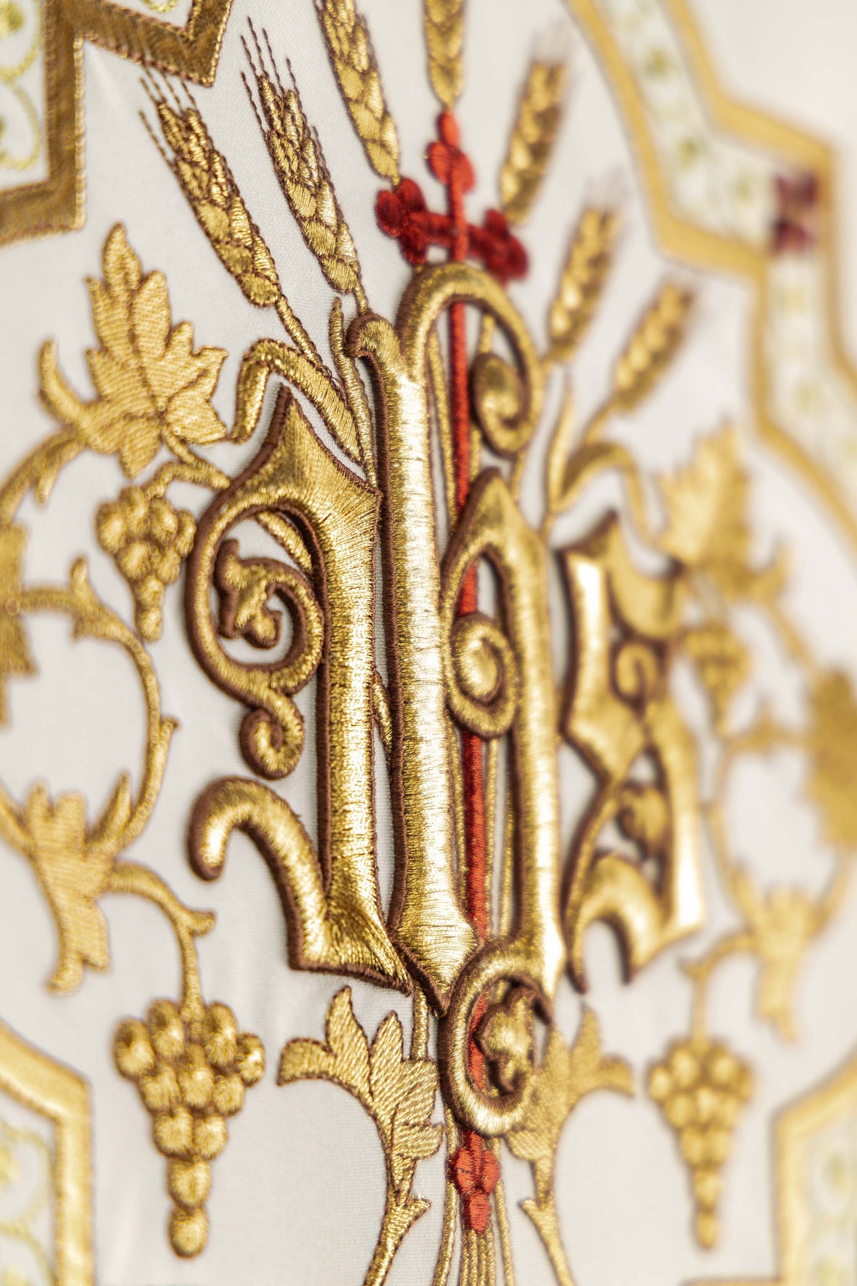 Capa Ambon com bordado dourado IHS - marfim