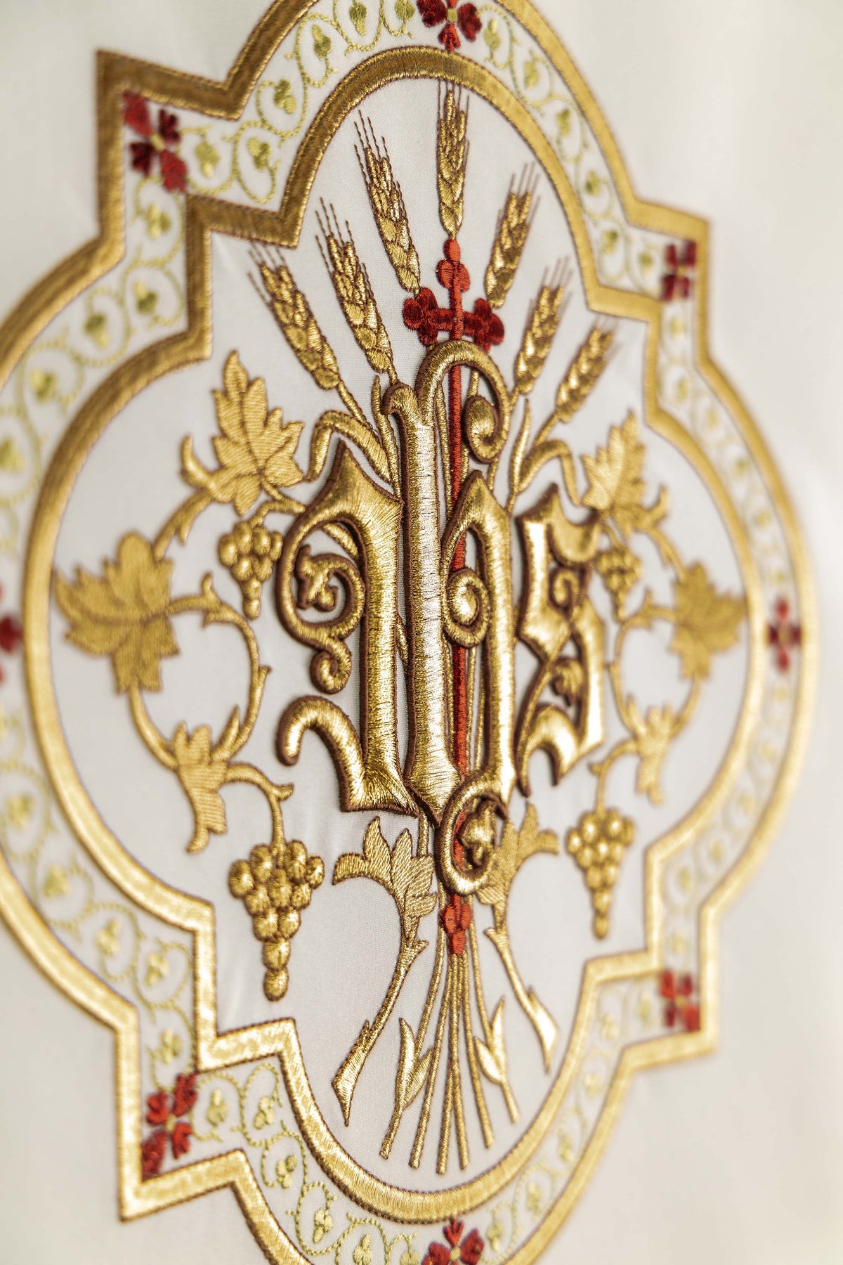 Capa Ambon com bordado dourado IHS - marfim