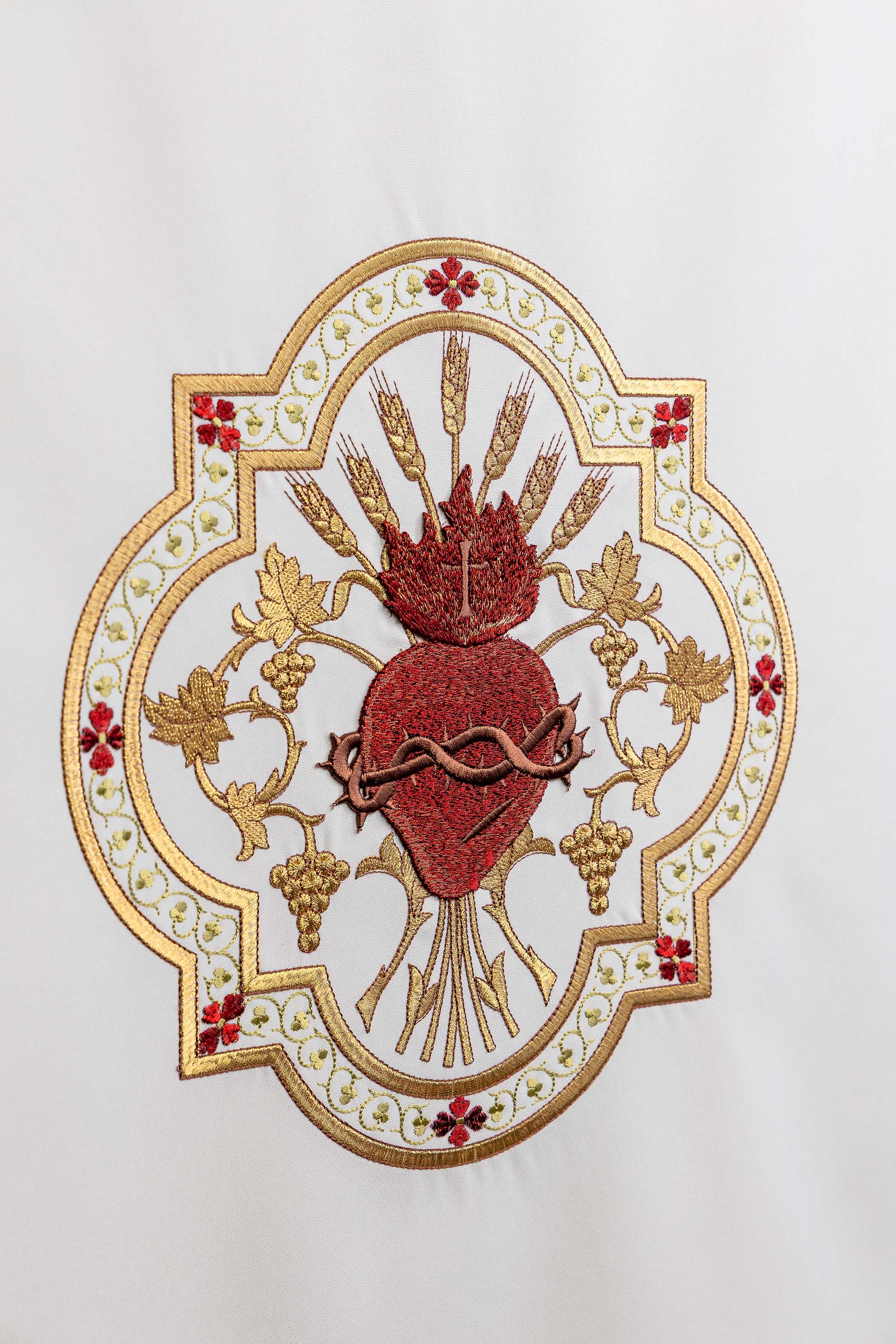 Capa de ambão bordada com o coração de Jesus - marfim