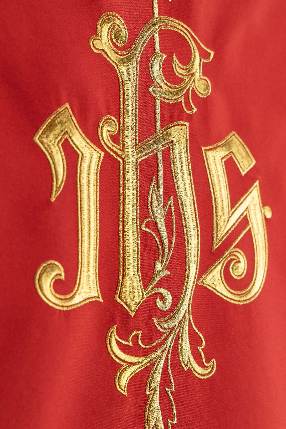 Capa ambon vermelha com bordado clássico IHS - vermelho