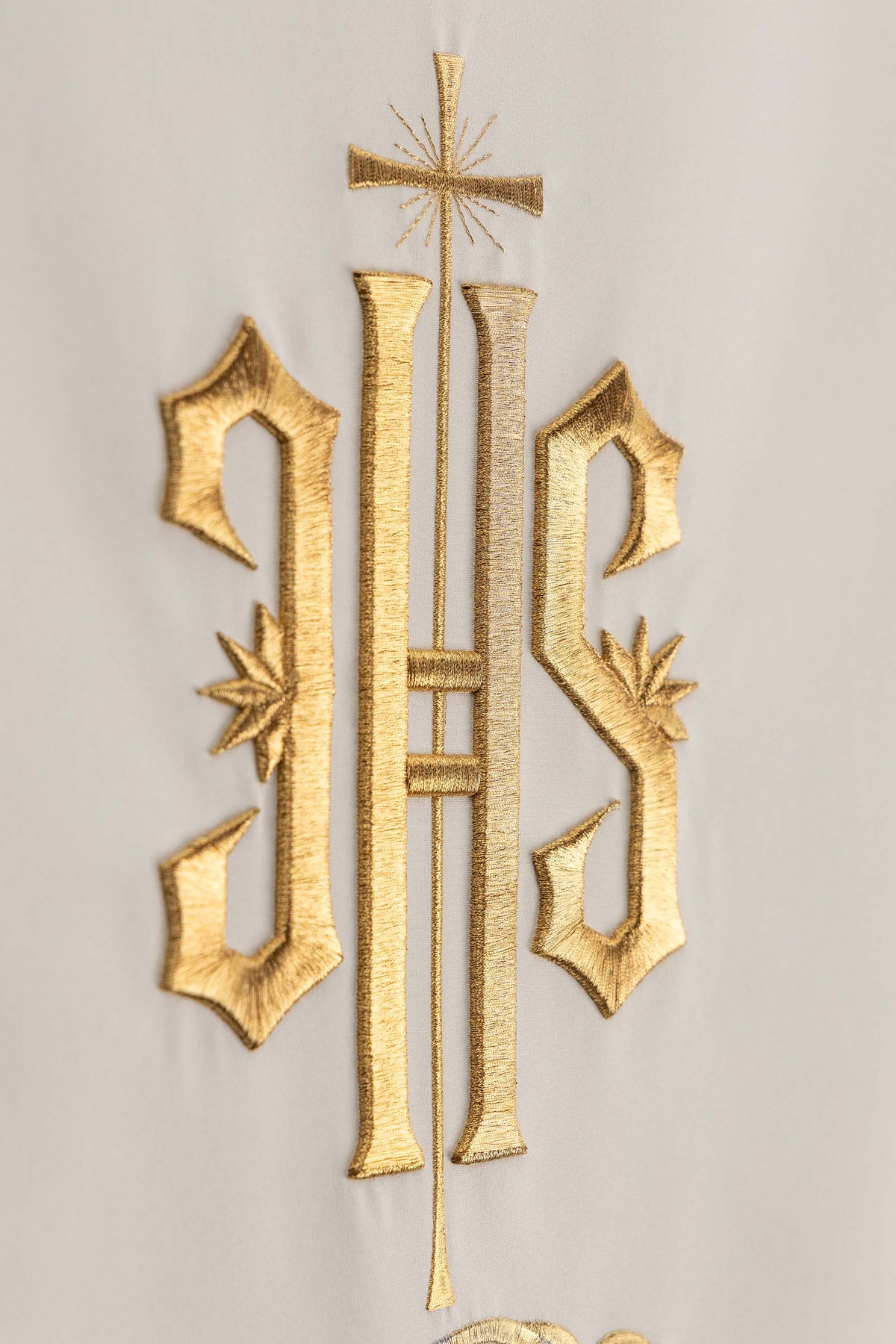 Capa Ambon com bordado IHS - marfim