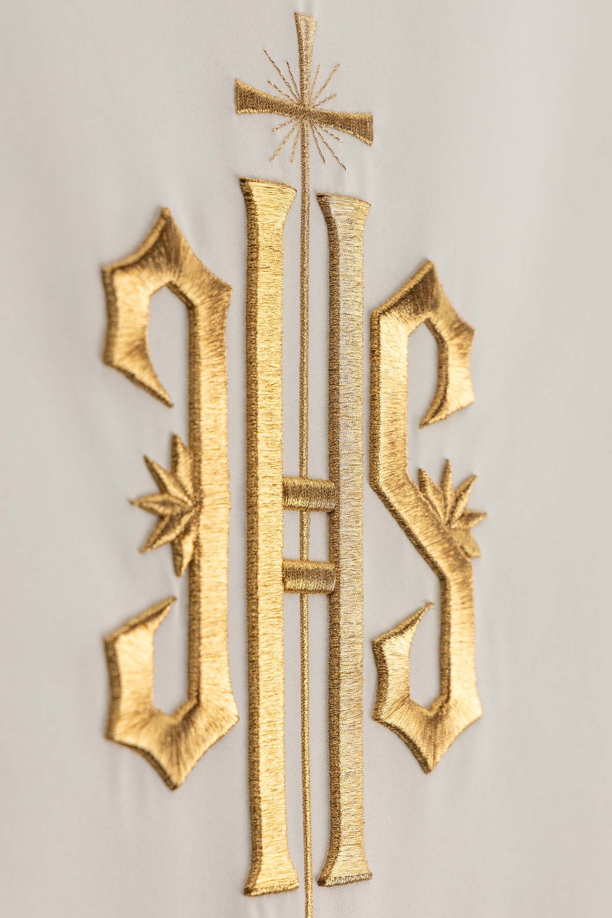 Capa Ambon com bordado IHS - marfim