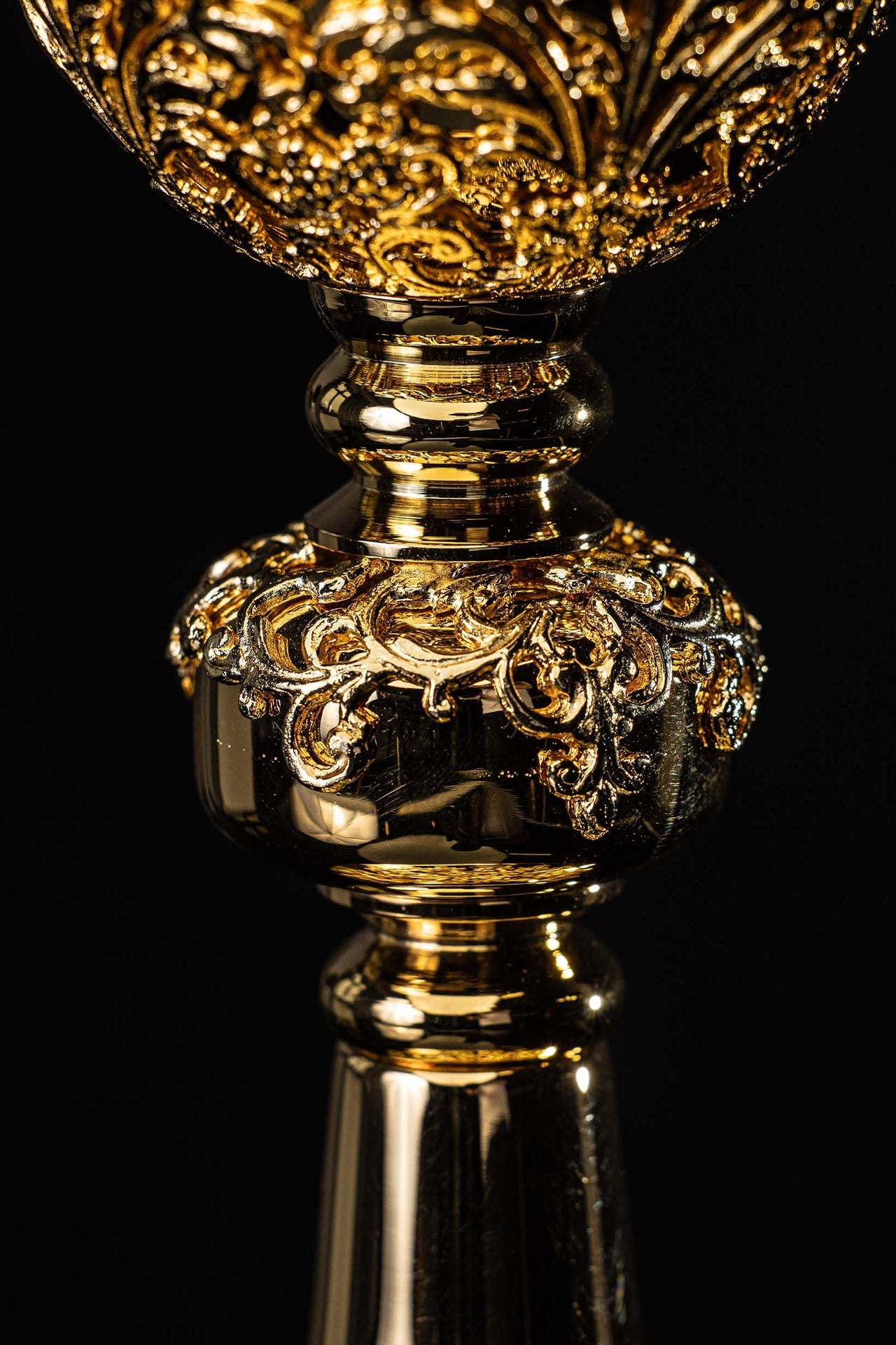 Cáliz de misa artesanal bañado en oro y adornado con zafiros