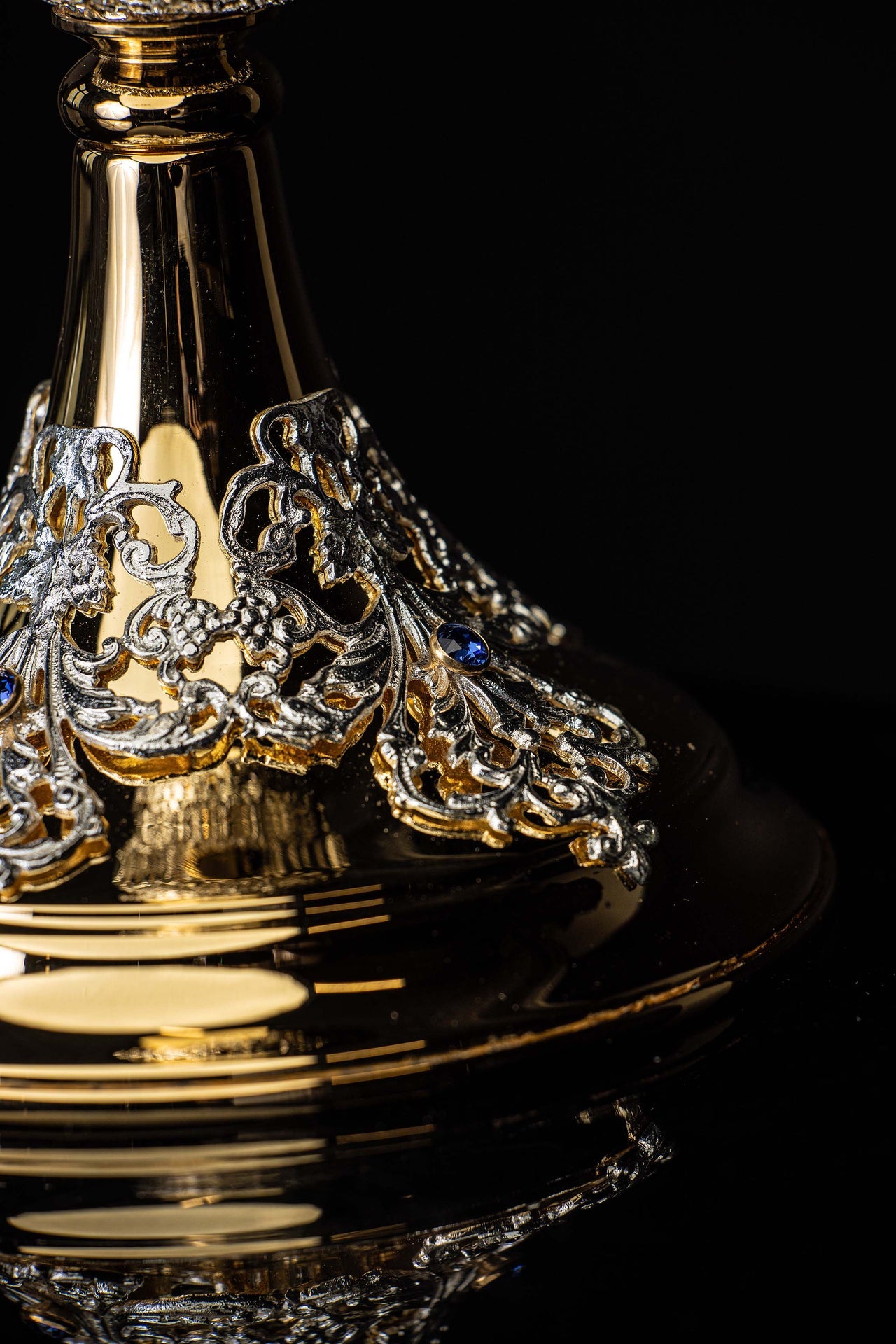 Cáliz de misa artesanal bañado en oro y adornado con zafiros