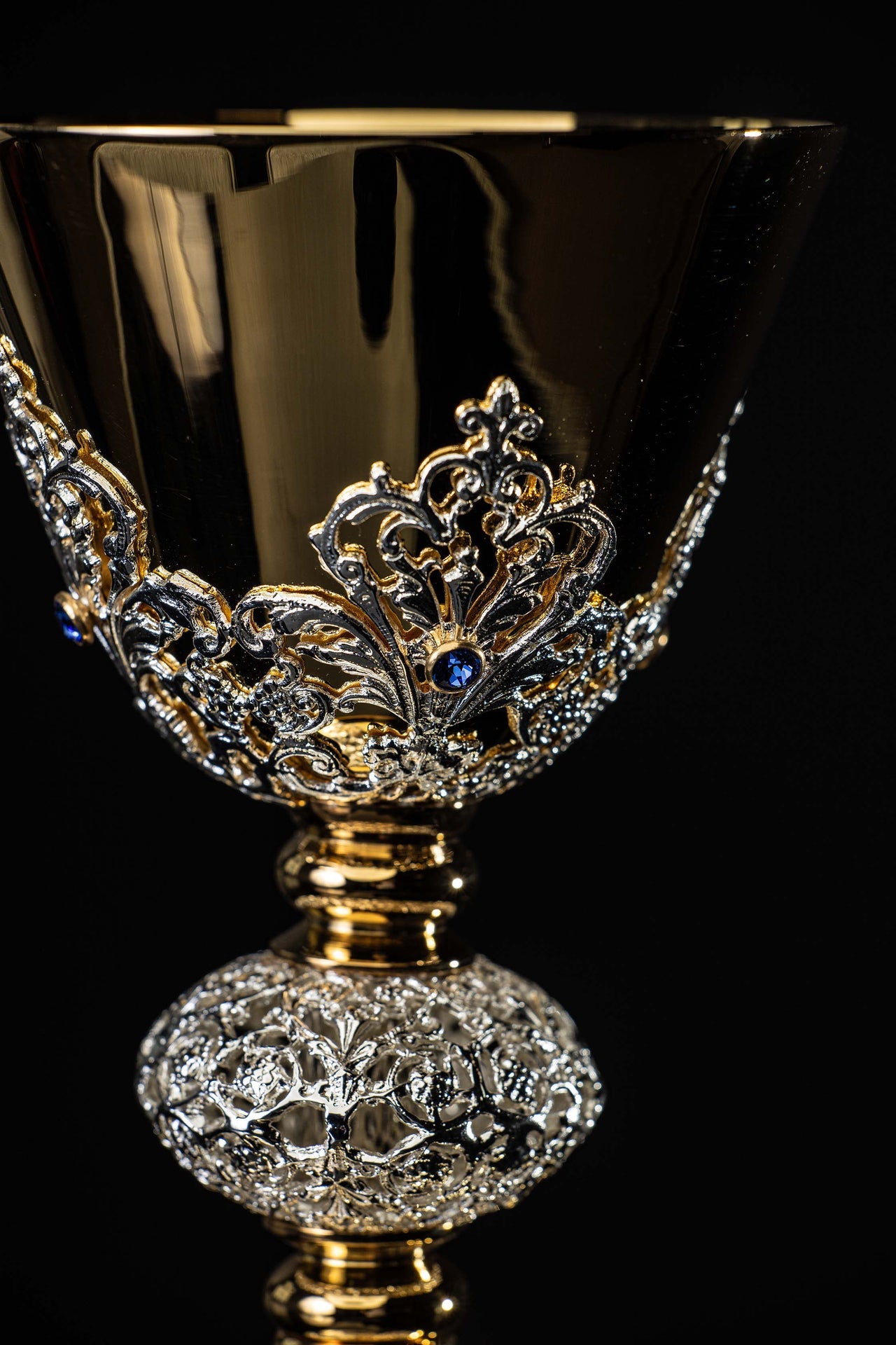 Cáliz de misa artesanal bañado en oro y adornado con zafiros