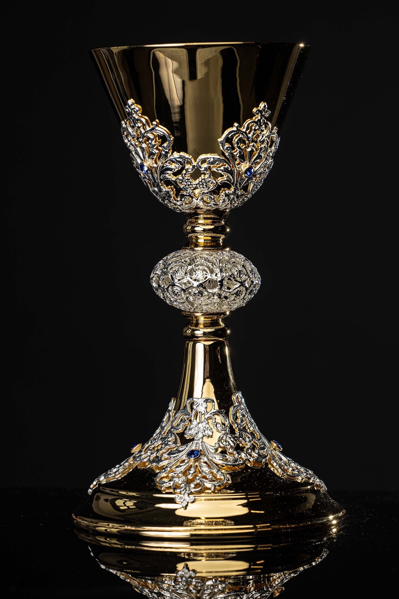 Cáliz de misa artesanal bañado en oro y adornado con zafiros