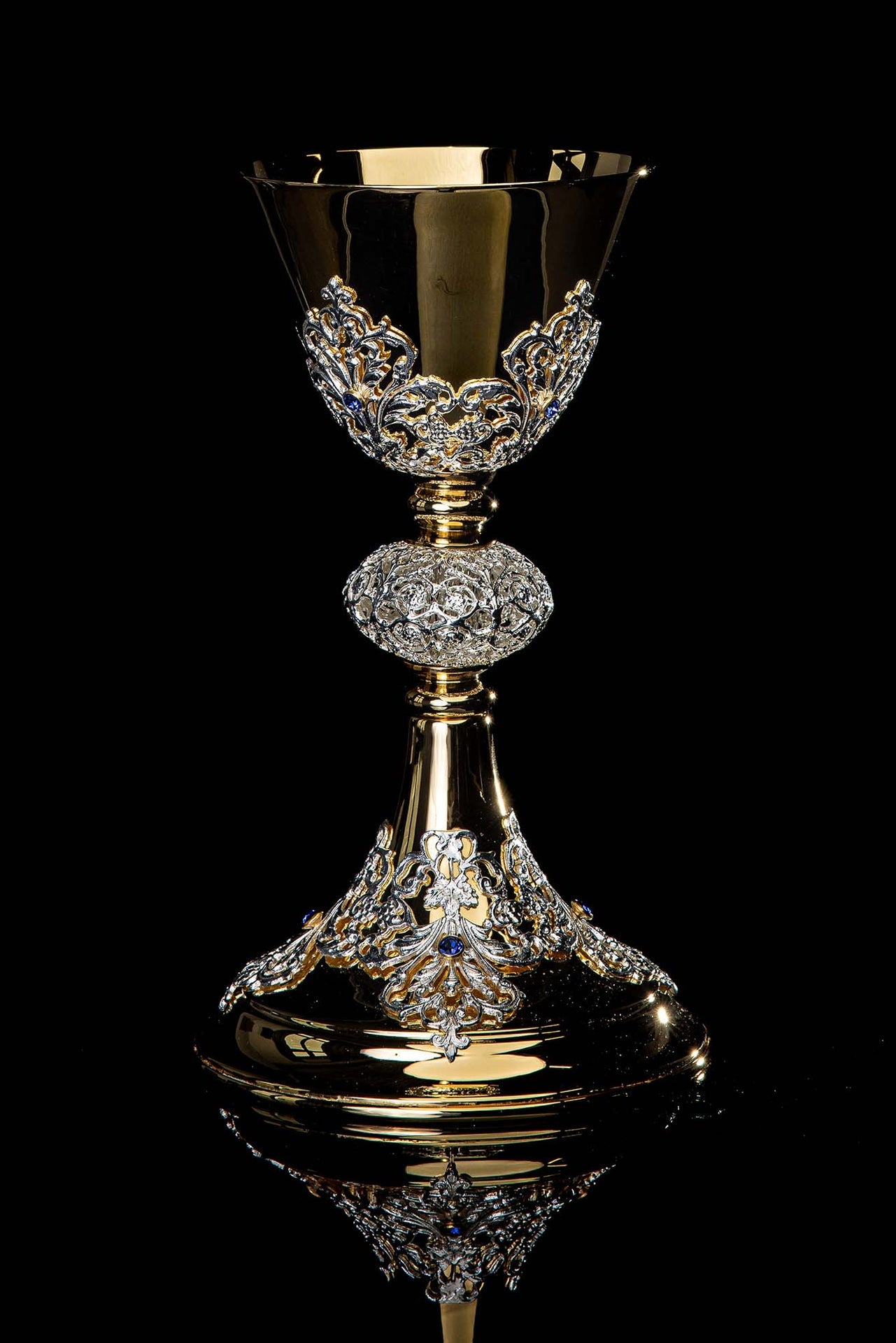 Cáliz de misa artesanal bañado en oro y adornado con zafiros