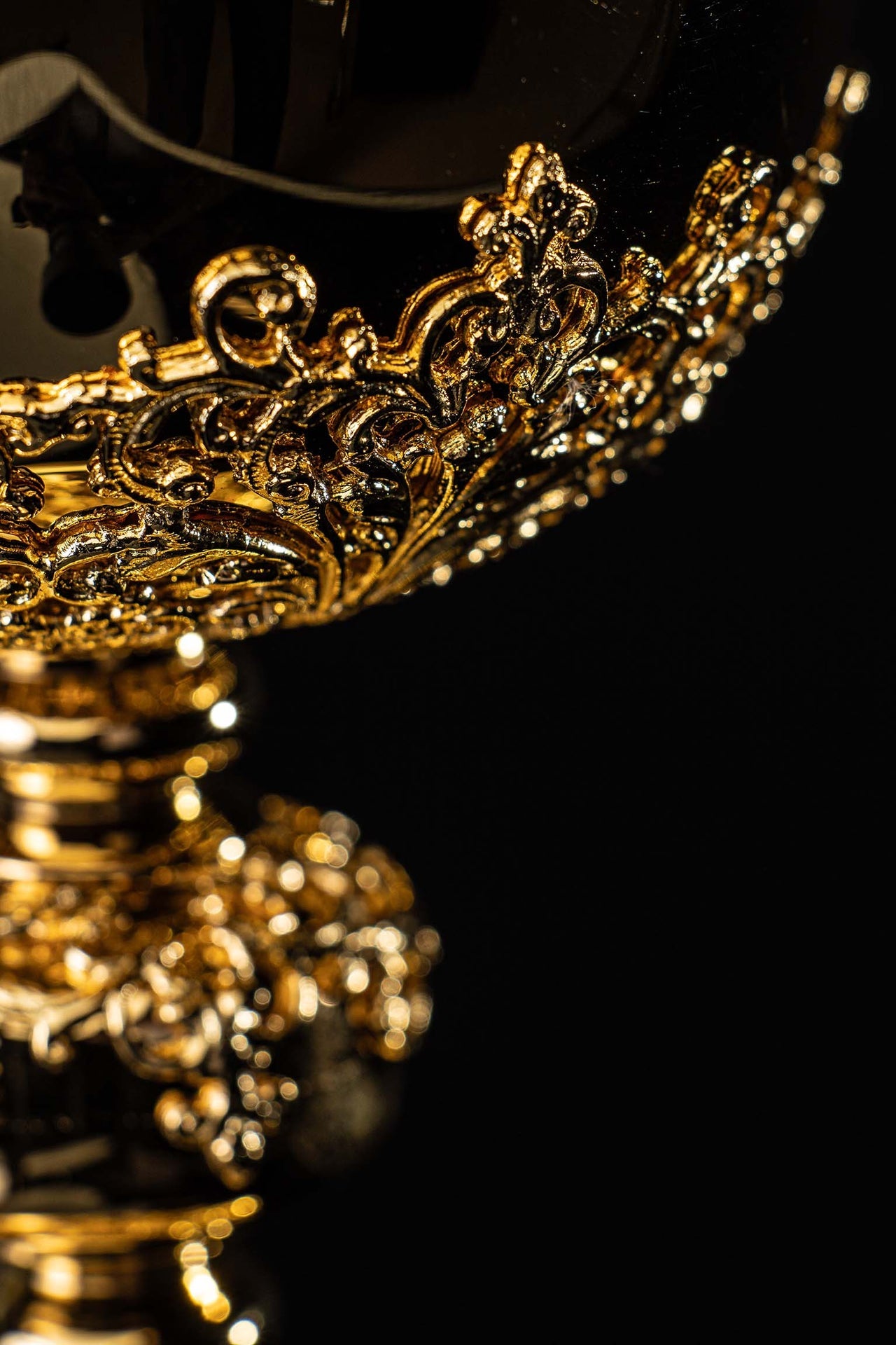 Copón litúrgico artesanal bañado en oro y adornado con zafiros