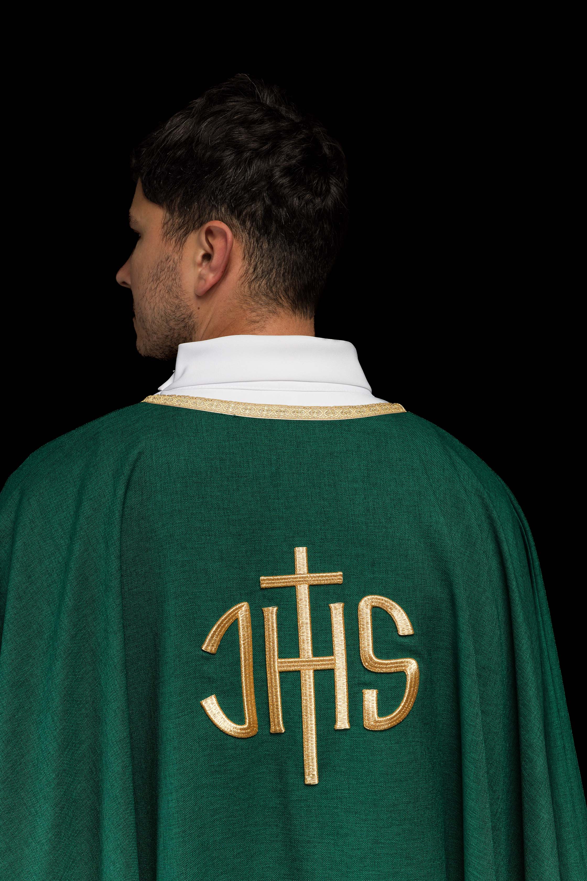 Casula litúrgica verde com bordado IHS dourado