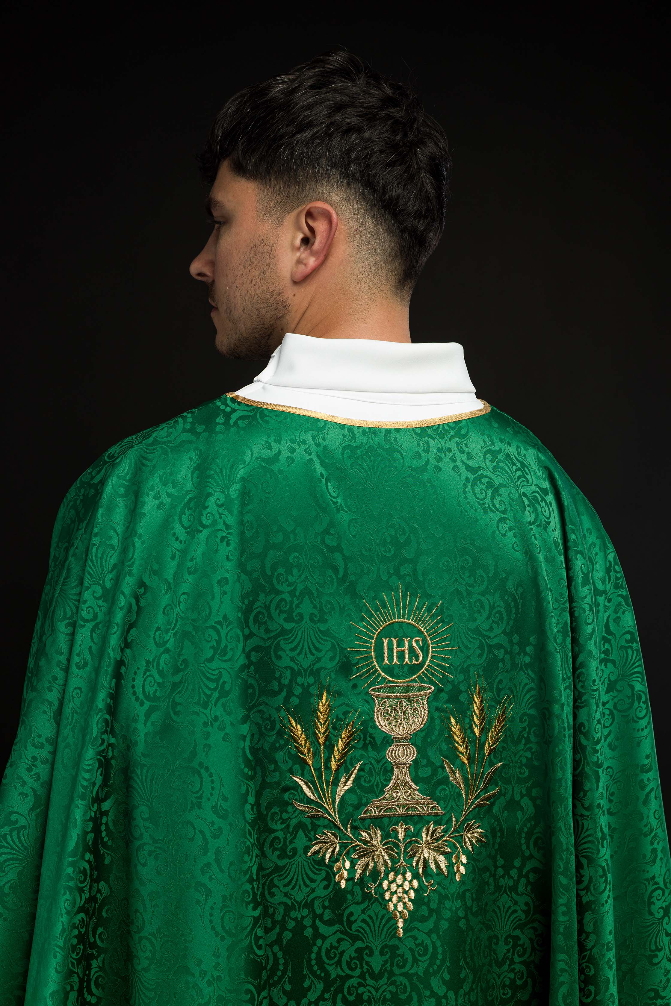 Casula litúrgica verde com bordado de cálice e hóstia em tecido jacquard