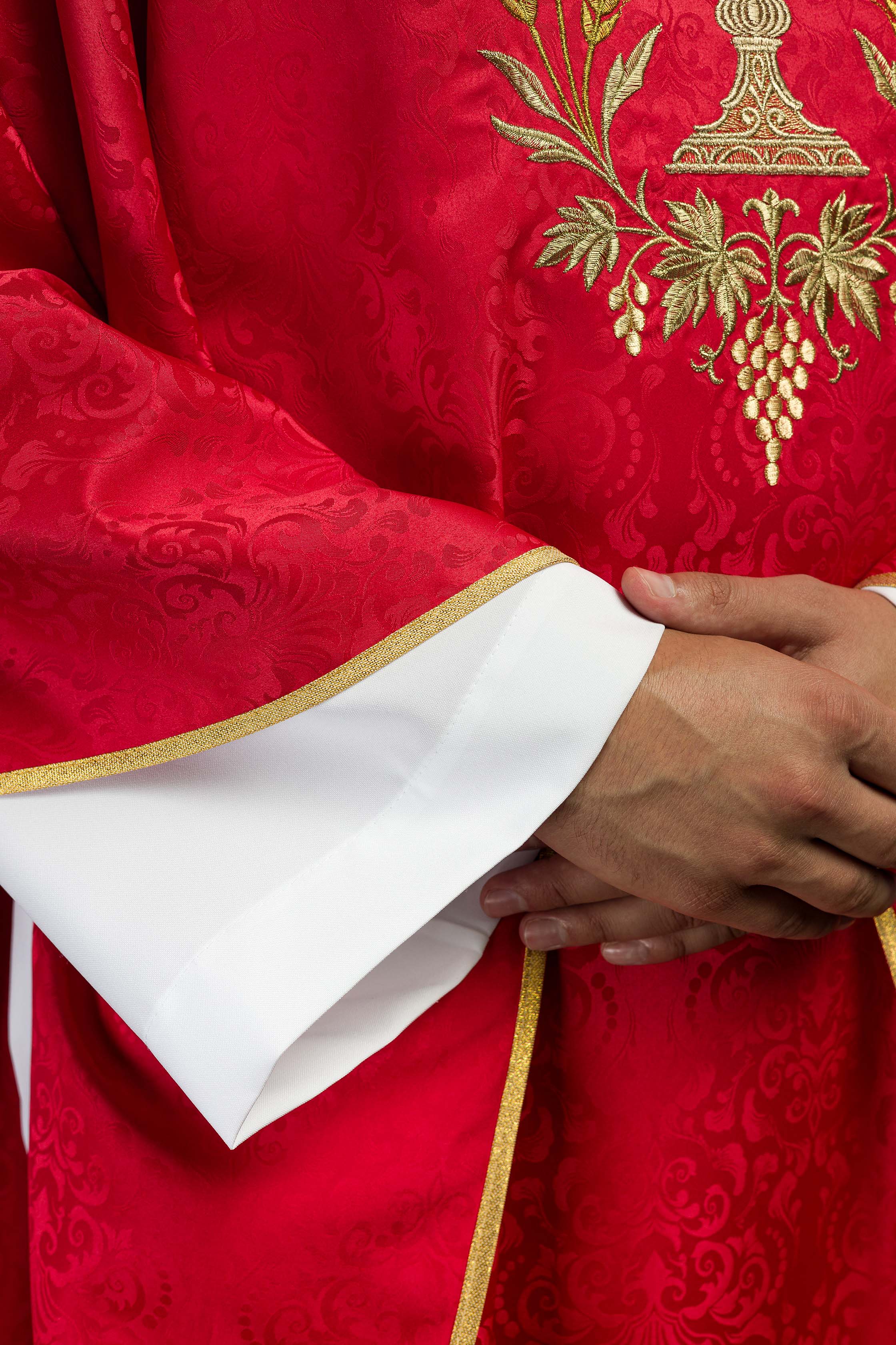 Casula litúrgica vermelha com bordado de cálice e hóstia em tecido jacquard