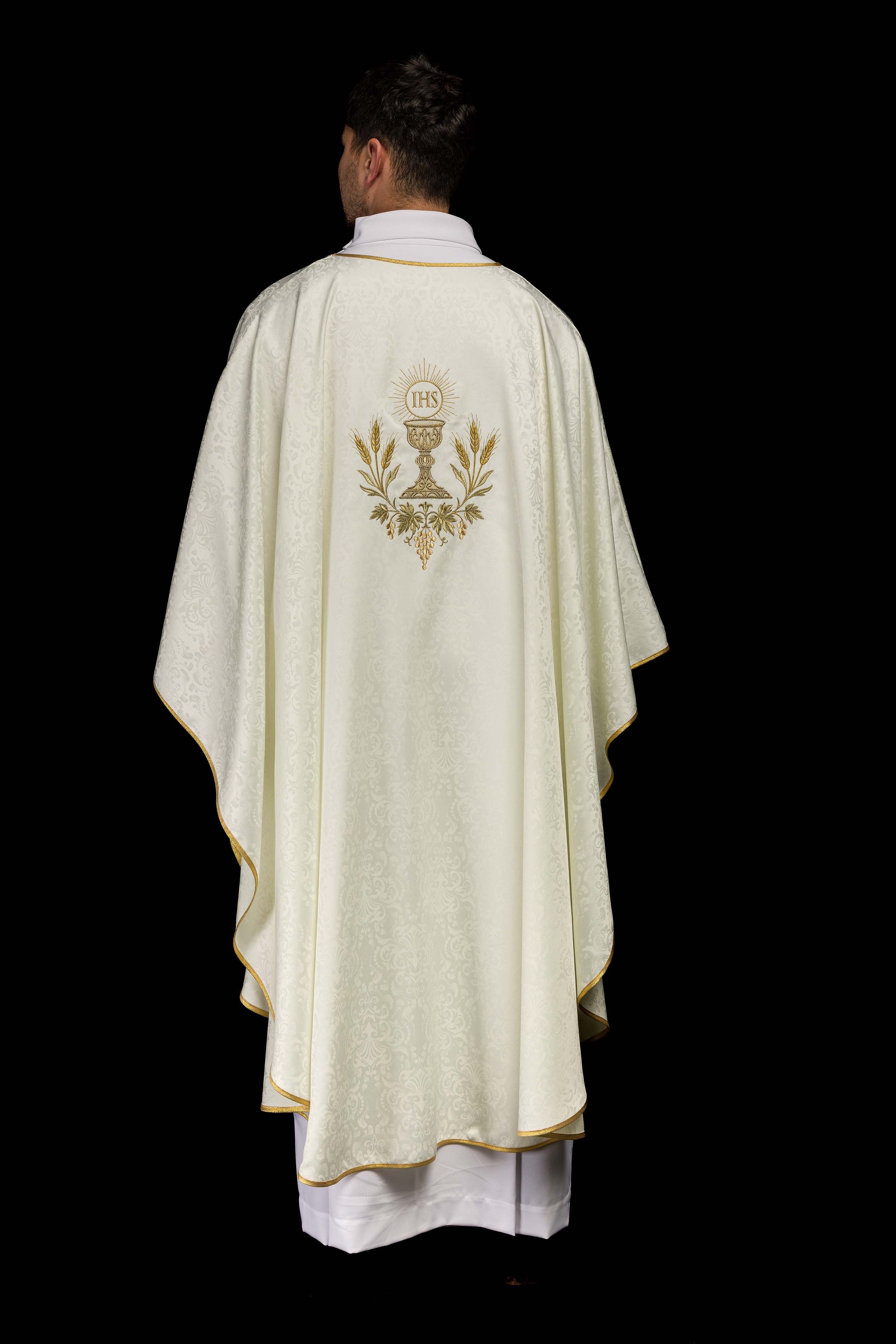 Casula litúrgica em cru com bordado de cálice e hóstia em tecido jacquard
