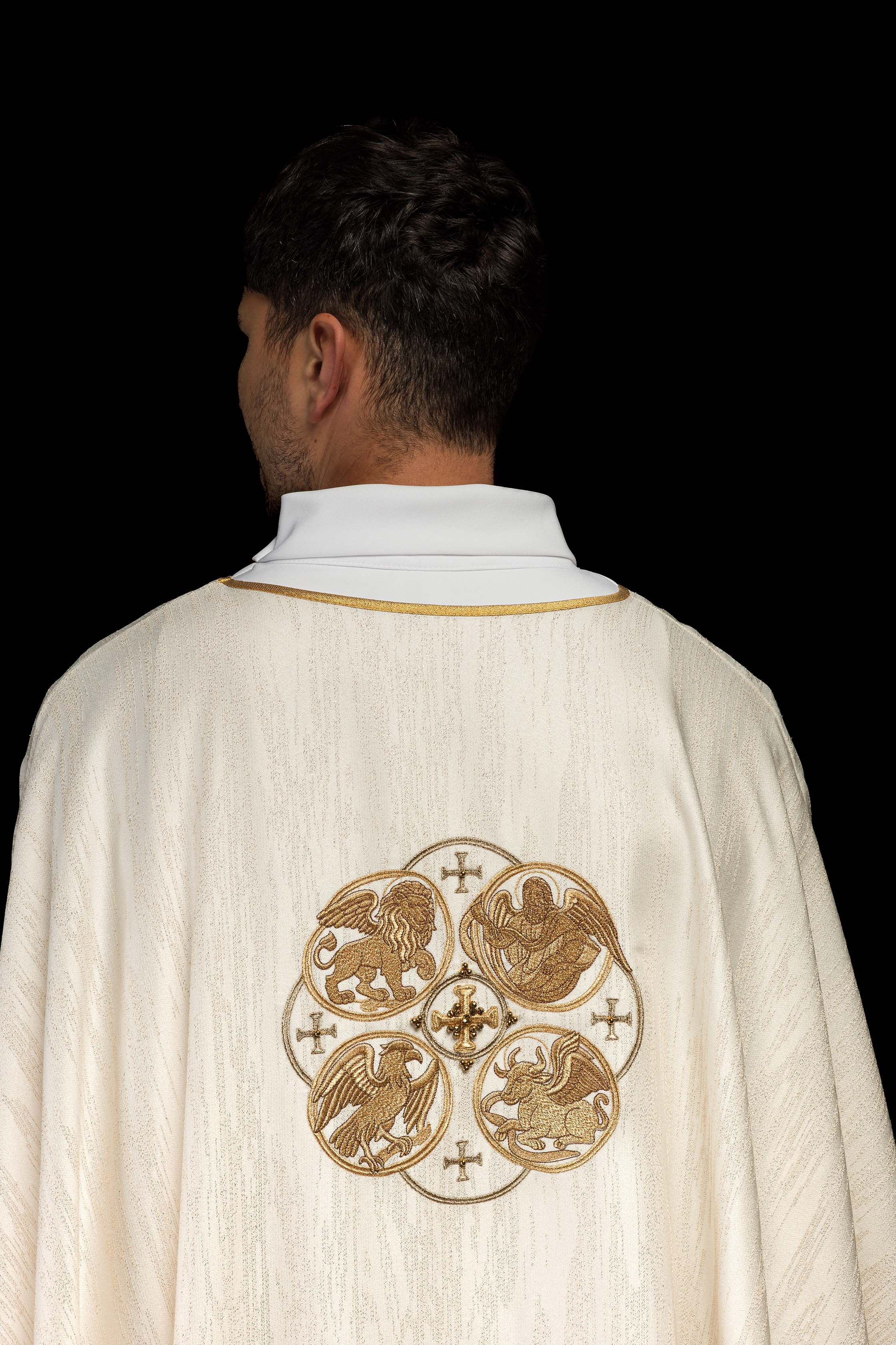 Casula crua com bordado dos 4 Evangelistas em tecido decorativo