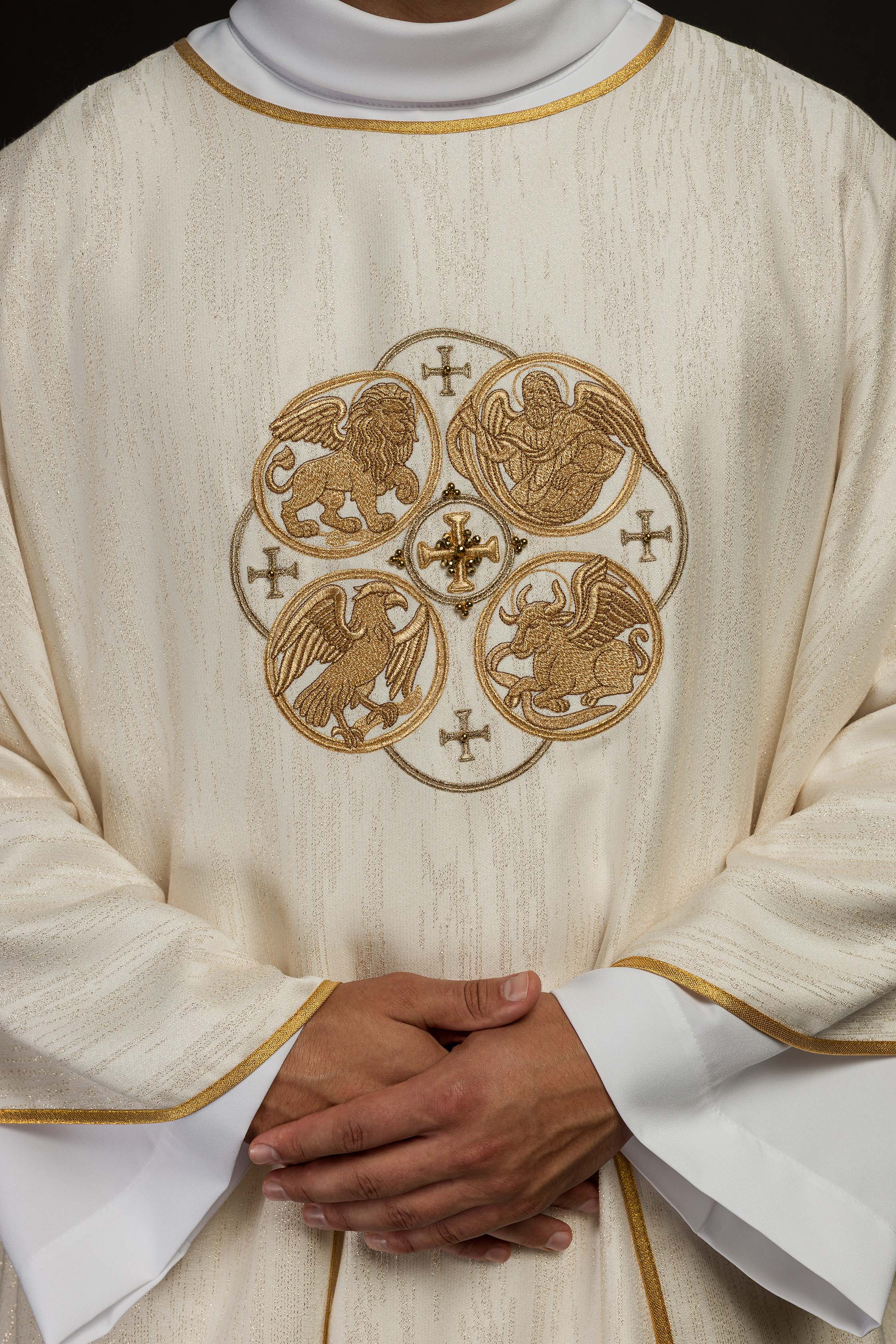 Casula crua com bordado dos 4 Evangelistas em tecido decorativo