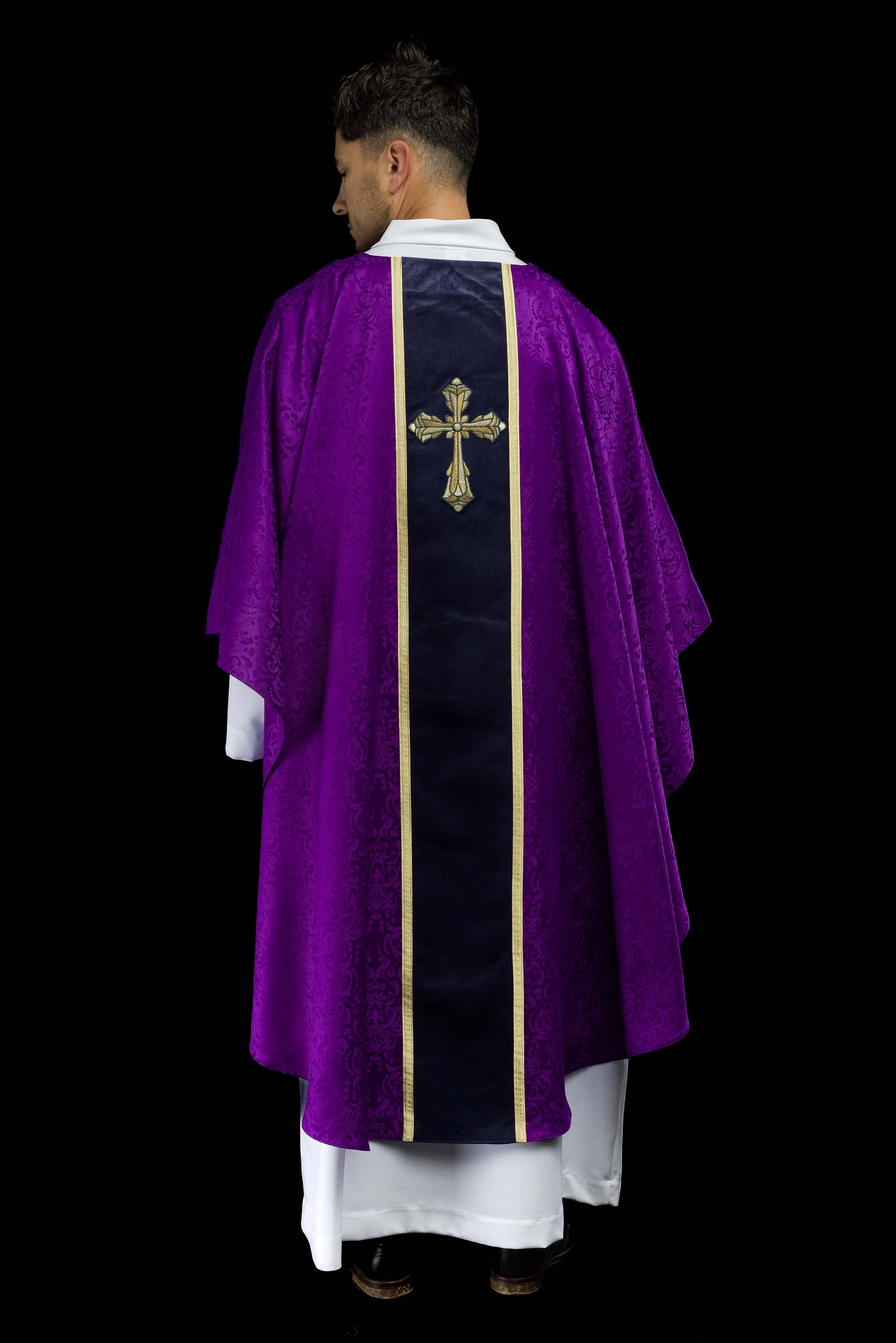 Casula litúrgica roxa com estola e cruz bordada em tecido jacquard