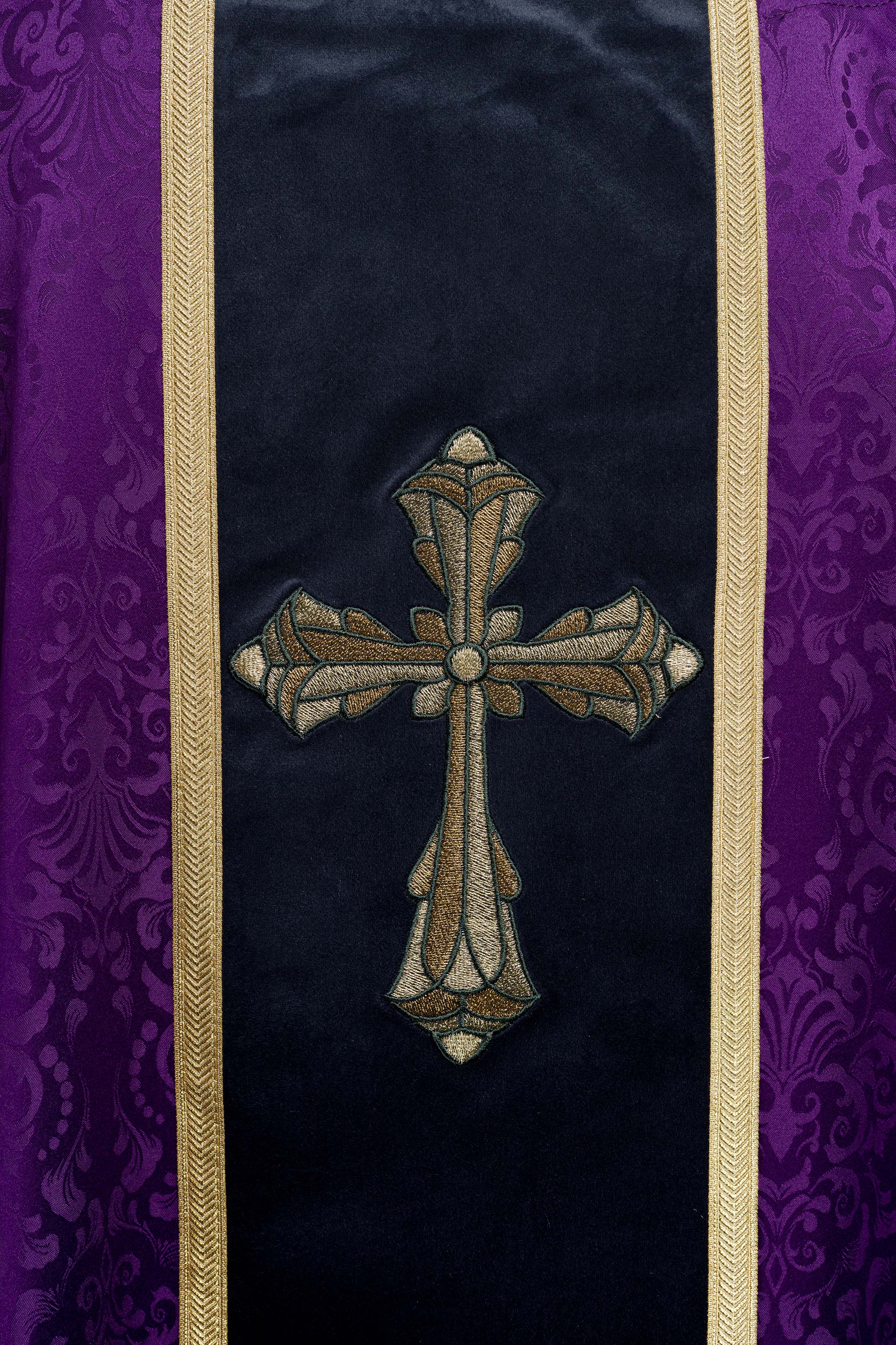 Casula litúrgica roxa com estola e cruz bordada em tecido jacquard