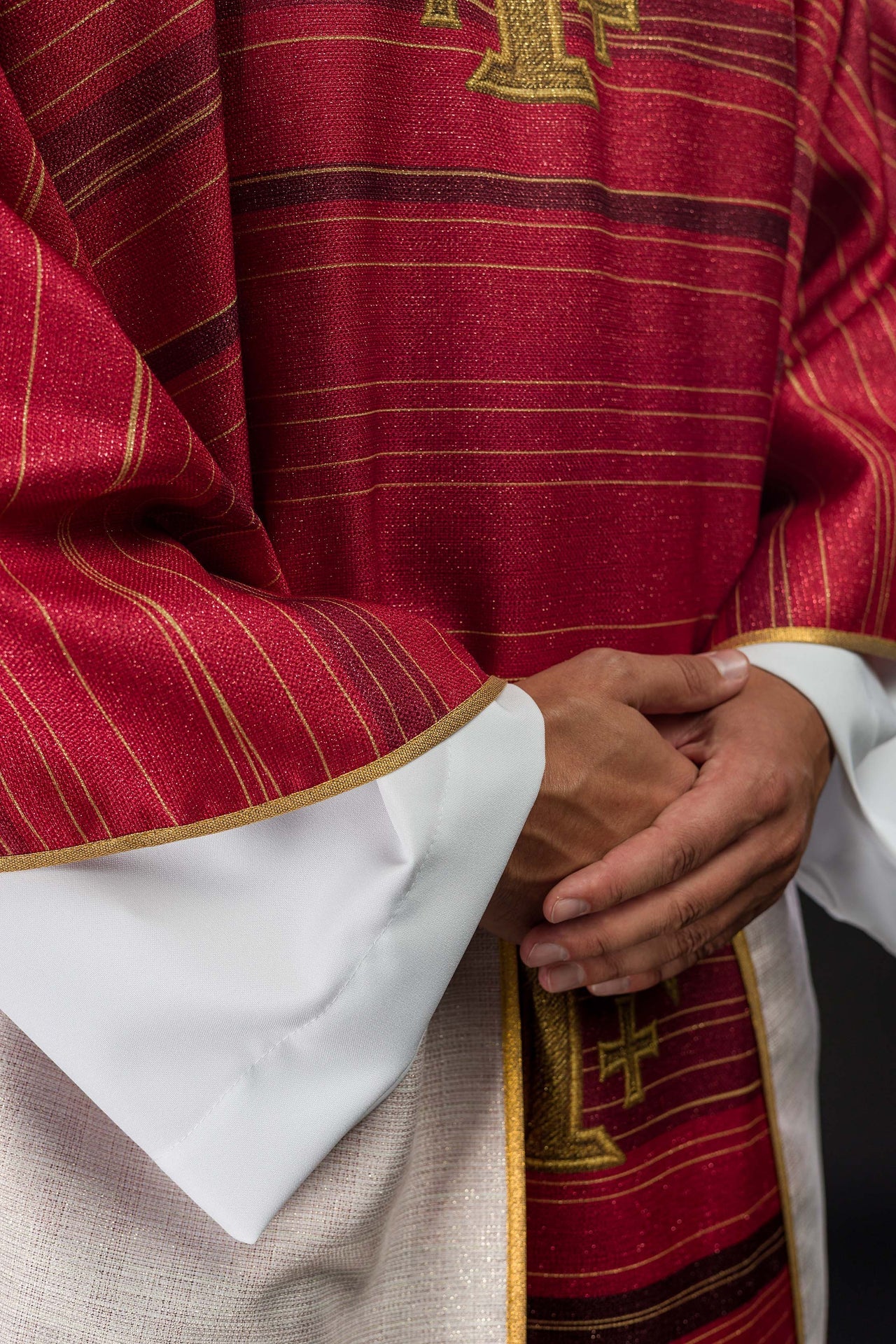 Casulla estampada con la Cruz de Jerusalén – roja