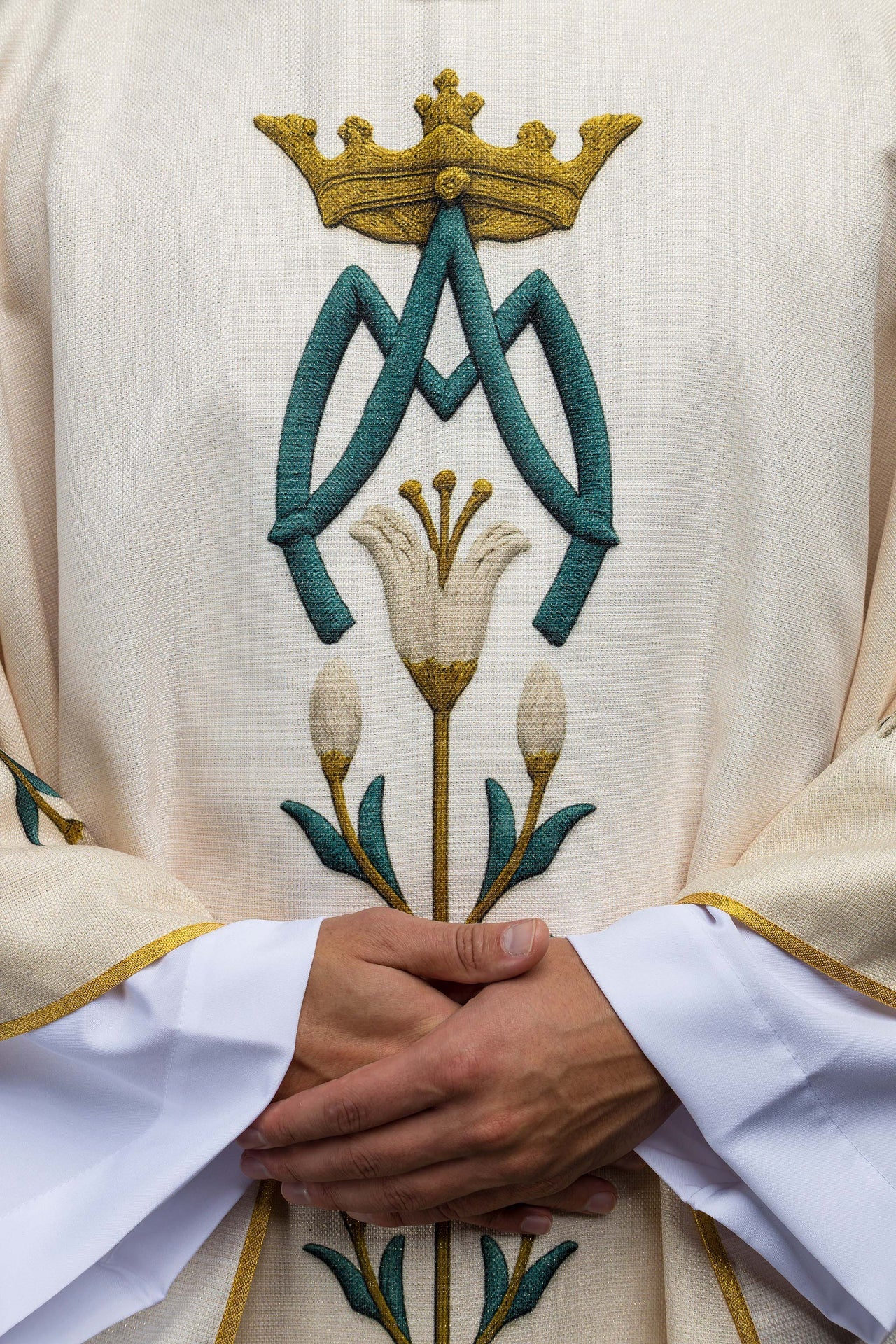 Casulla mariana estampada con motivo de lirios y monograma color ecru