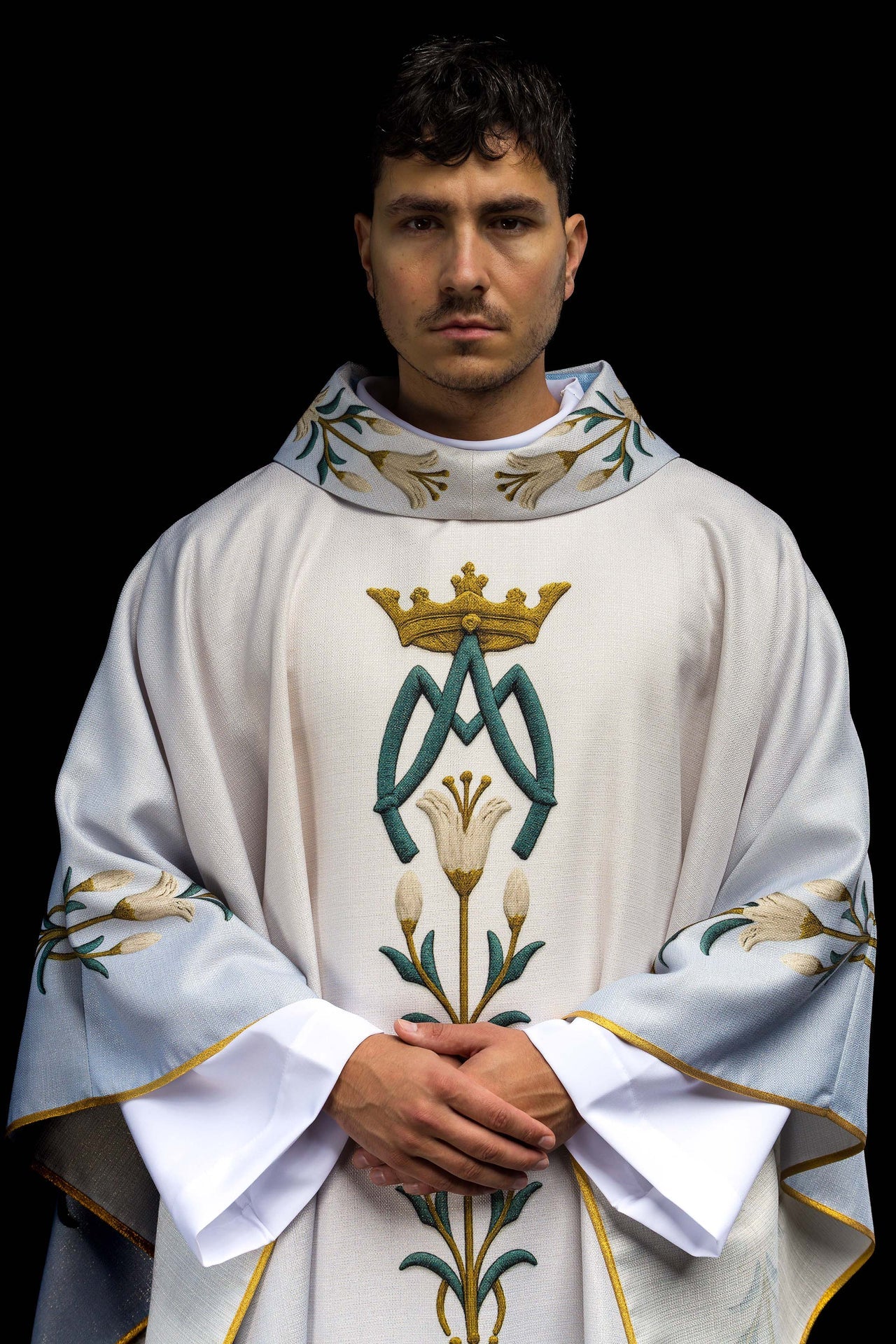 Casulla mariana estampada con motivo de lirios y monograma en azul-ecru