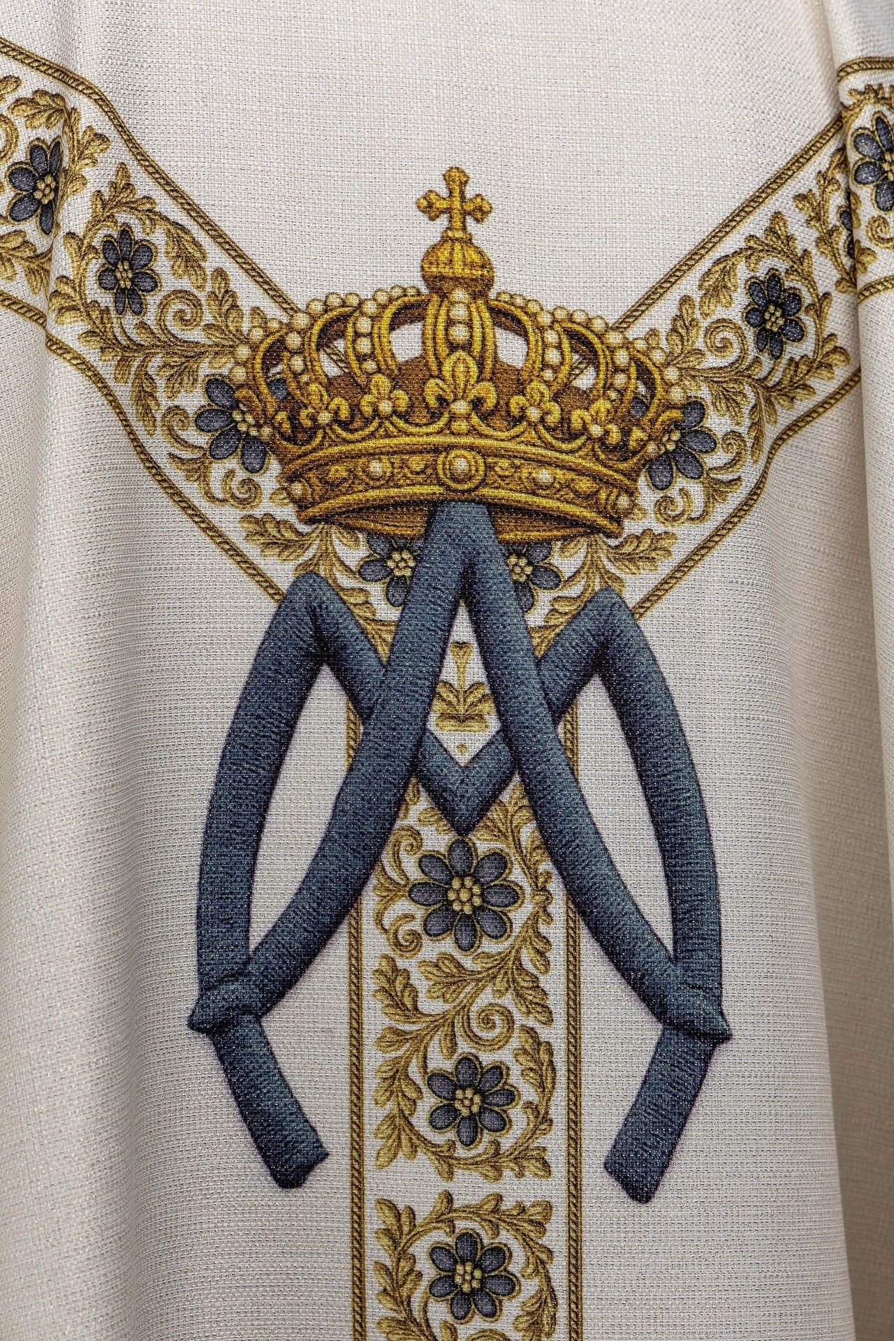 Casulla estampada con la imagen de Nuestra Señora de Lourdes