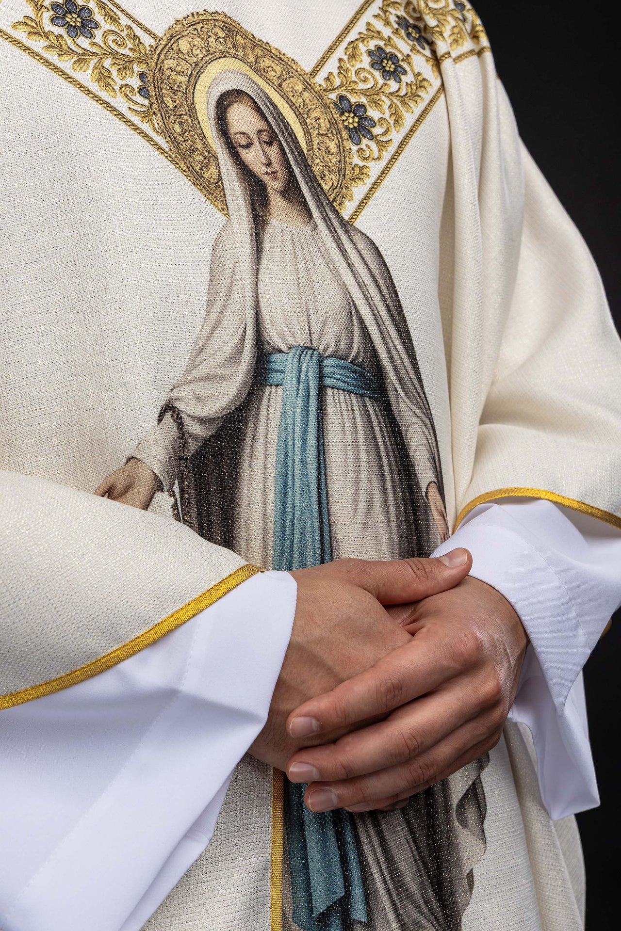 Casulla estampada con la imagen de Nuestra Señora de Lourdes