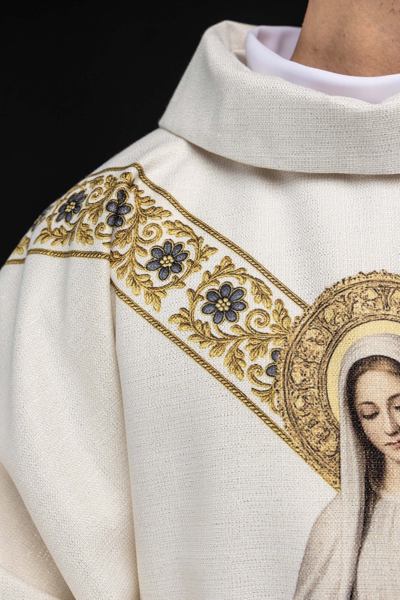 Casulla estampada con la imagen de Nuestra Señora de Lourdes