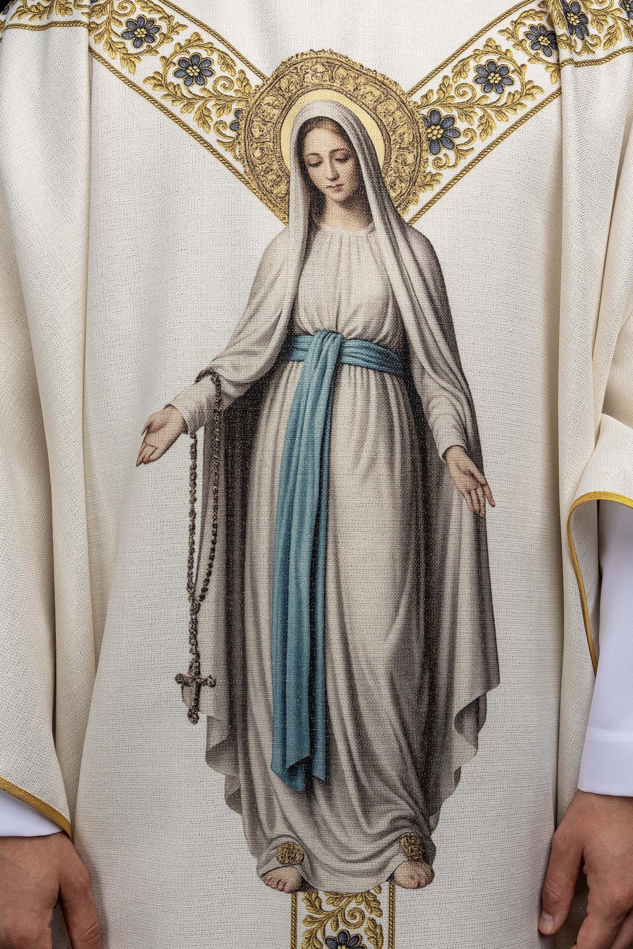 Casulla estampada con la imagen de Nuestra Señora de Lourdes