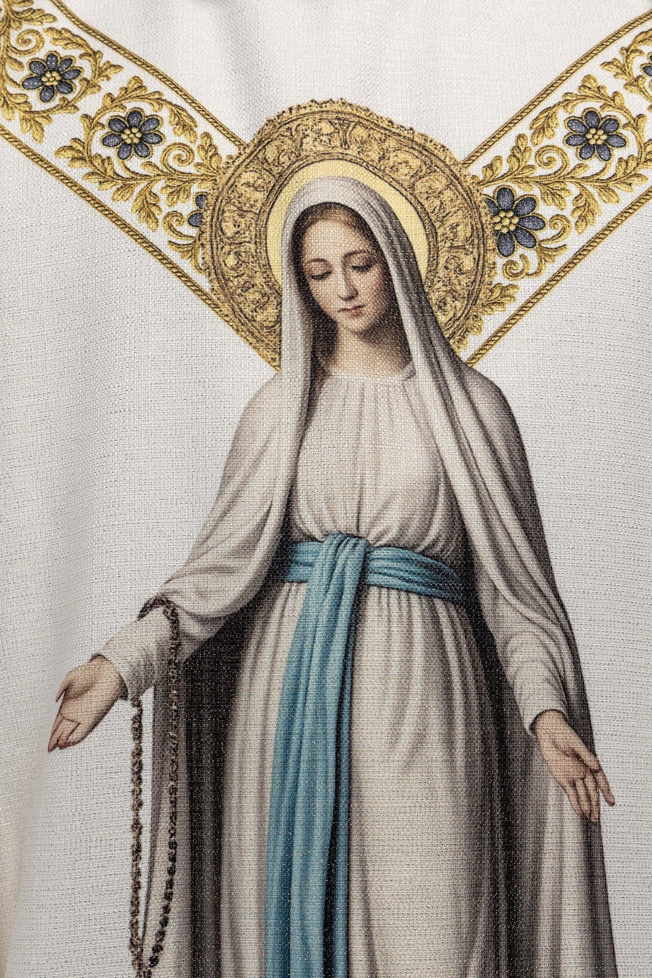 Casulla estampada con la imagen de Nuestra Señora de Lourdes